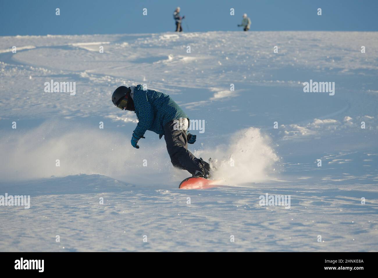 Snowboarden im frischen Pulverschnee Stockfoto