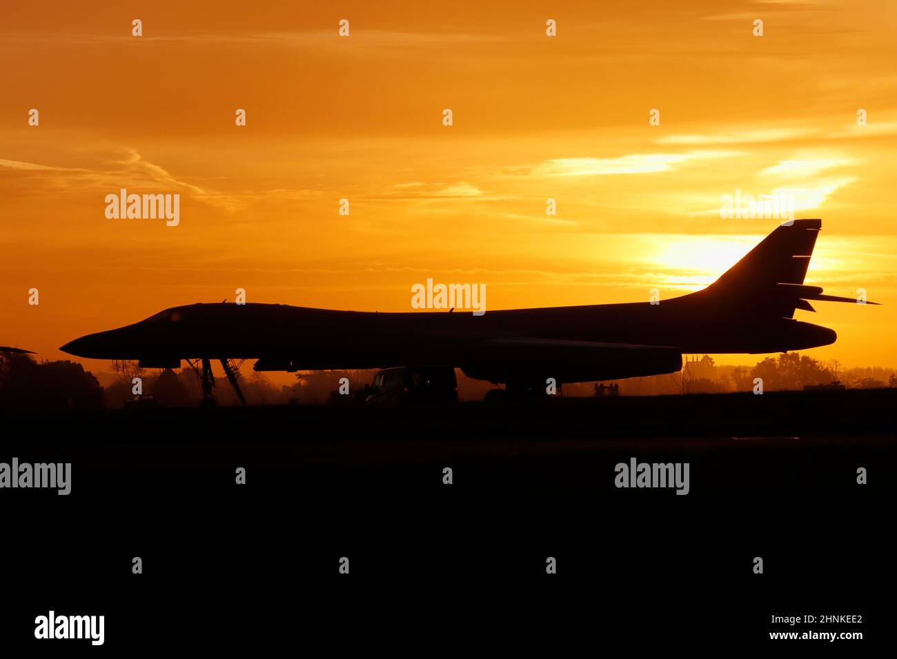 Die US Air Force Rockwell B-1B Lancers wurden bei Sonnenaufgang bei RAF Fairford, Großbritannien, eingesetzt. Stockfoto