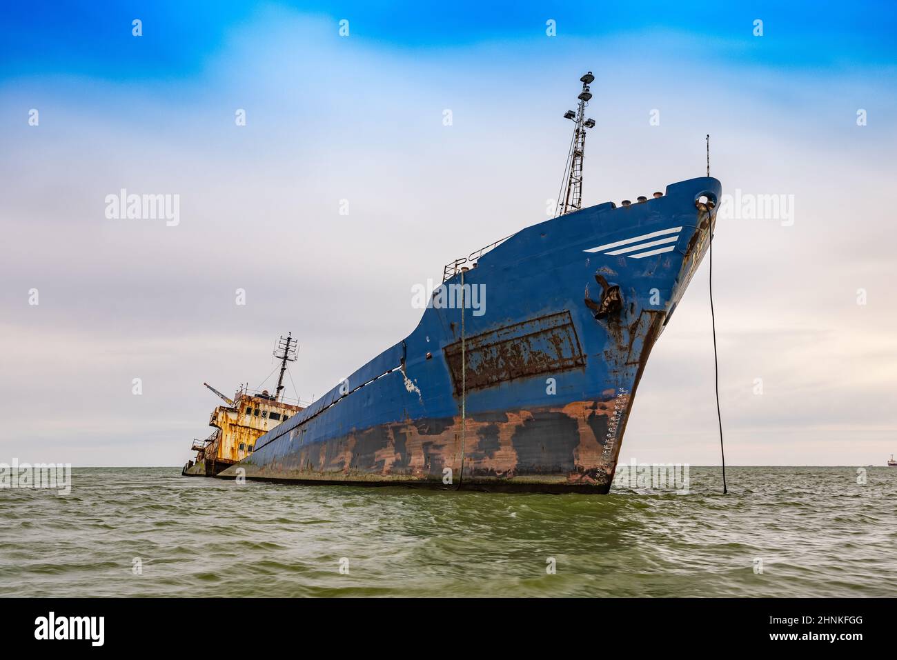 Wrackboot im Meer aufgegeben Stockfoto