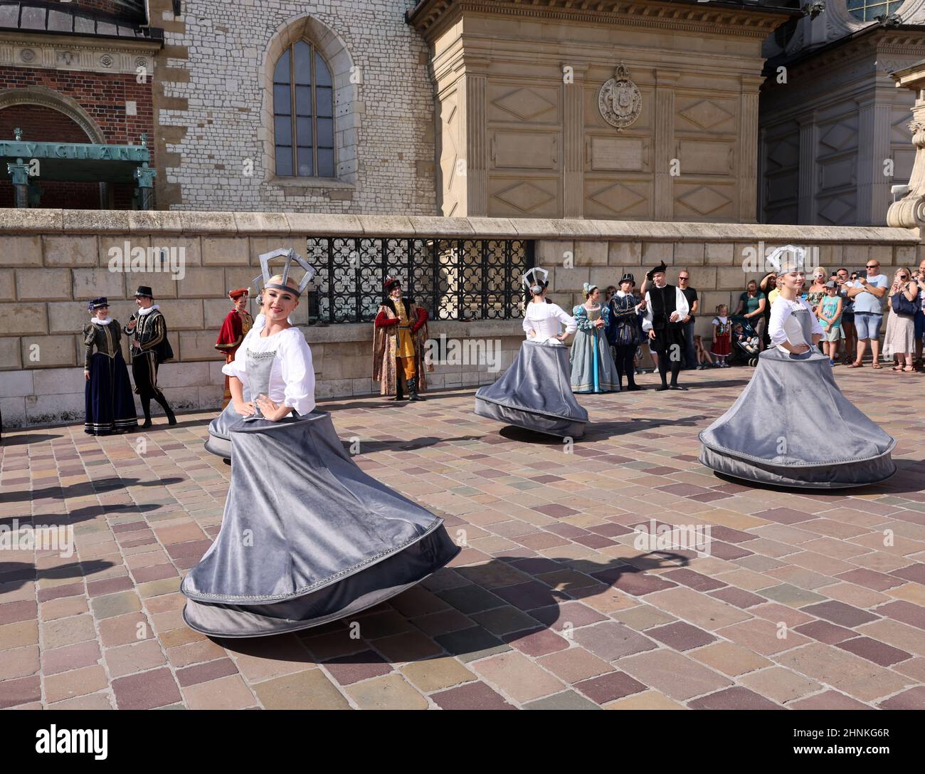 Aufführung - Wenn Glocken tanzen, aufgeführt vom Cracovia Danza Ballet im Wawel Royal Castle im Rahmen des Cracovia Danza Court Dance Festival 22nd. Krakau. Polen Stockfoto