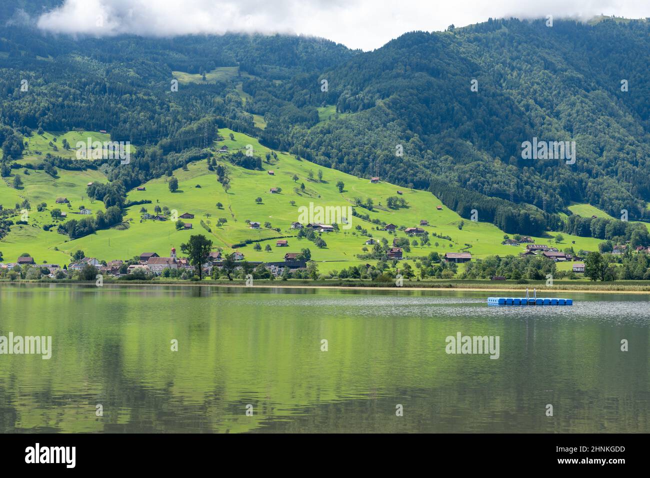 Ein ruhiger Ort zum Ausruhen und Entspannen im Lauerzer See, Schweiz. Panoramaansicht Stockfoto