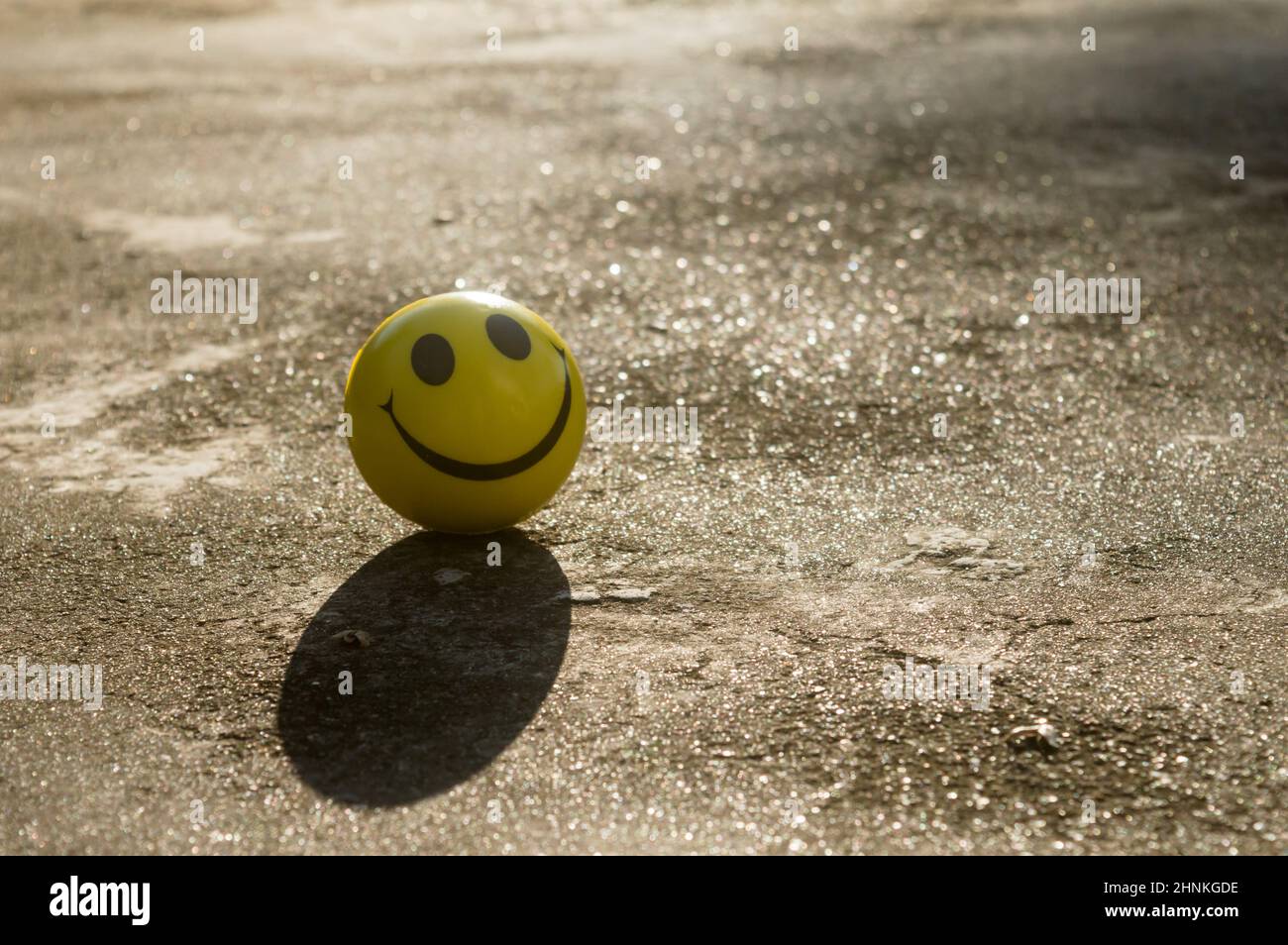 Das ikonische gelbe Smiley-Gesicht mit seinem perfekten Kreis, zwei ovalen Augen und einem großen halbkreisförmigen Mund, der ein Symbol des Glücks darstellt, das auf SA isoliert ist Stockfoto