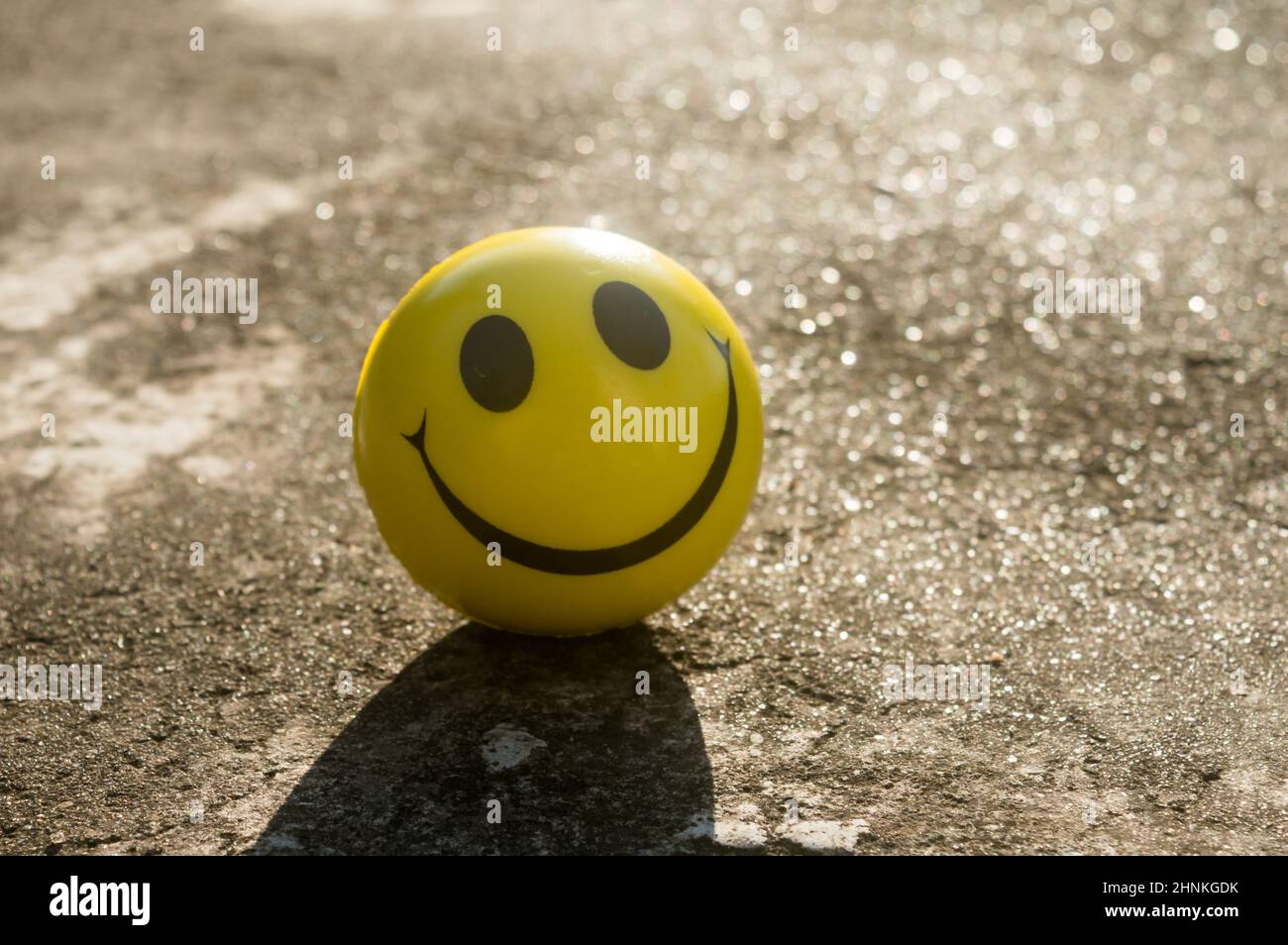 Das ikonische gelbe Smiley-Gesicht mit seinem perfekten Kreis, zwei ovalen Augen und einem großen halbkreisförmigen Mund, der ein Symbol des Glücks darstellt, das auf SA isoliert ist Stockfoto