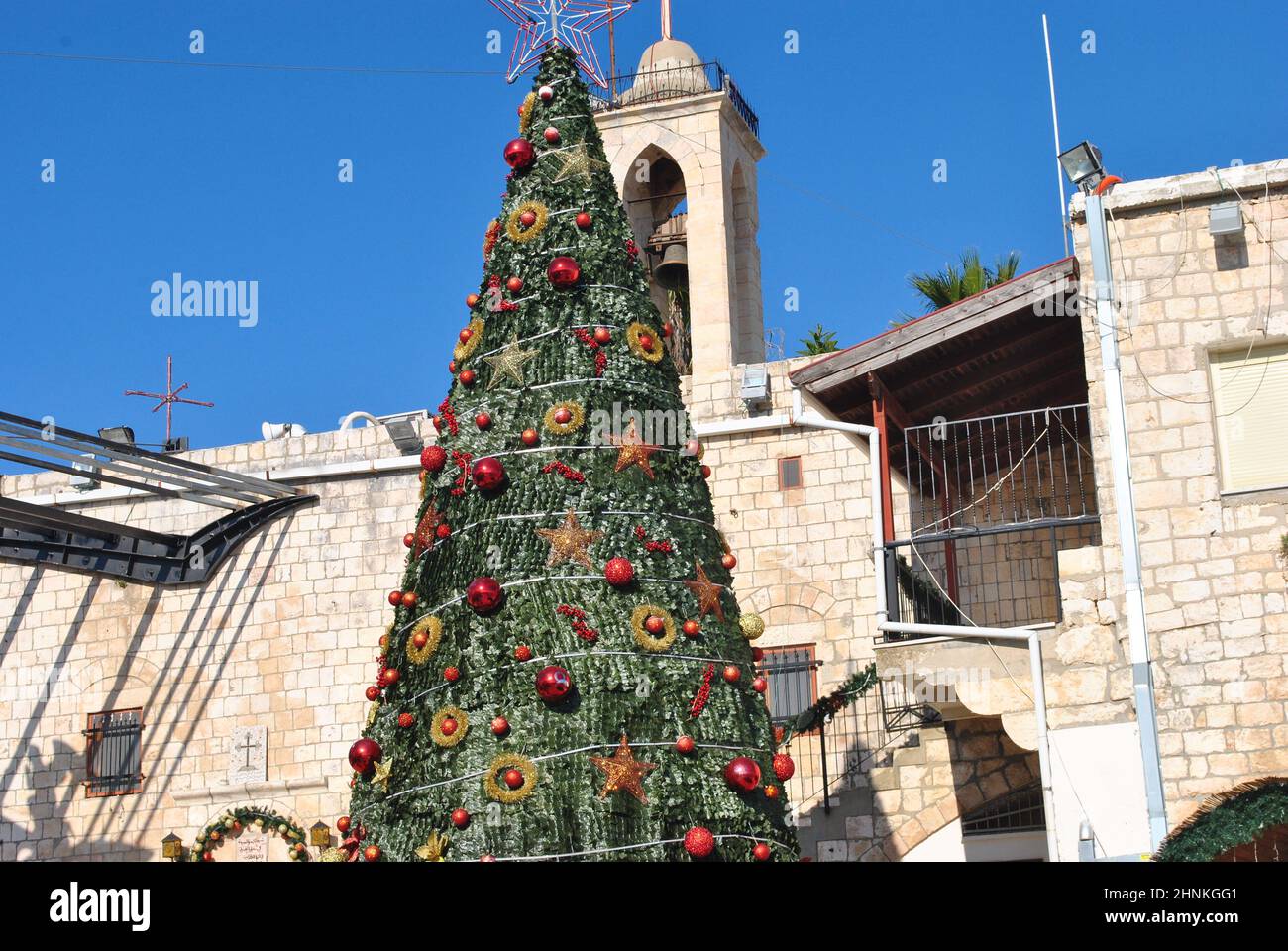 Mi'ilya. Israel. Arabisch-christliches Dorf im Norden Israels. Kirche der Heiligen Maria Magdalena. Kirchenhof und traditioneller Weihnachtsbaum während der Feiertage. Stockfoto