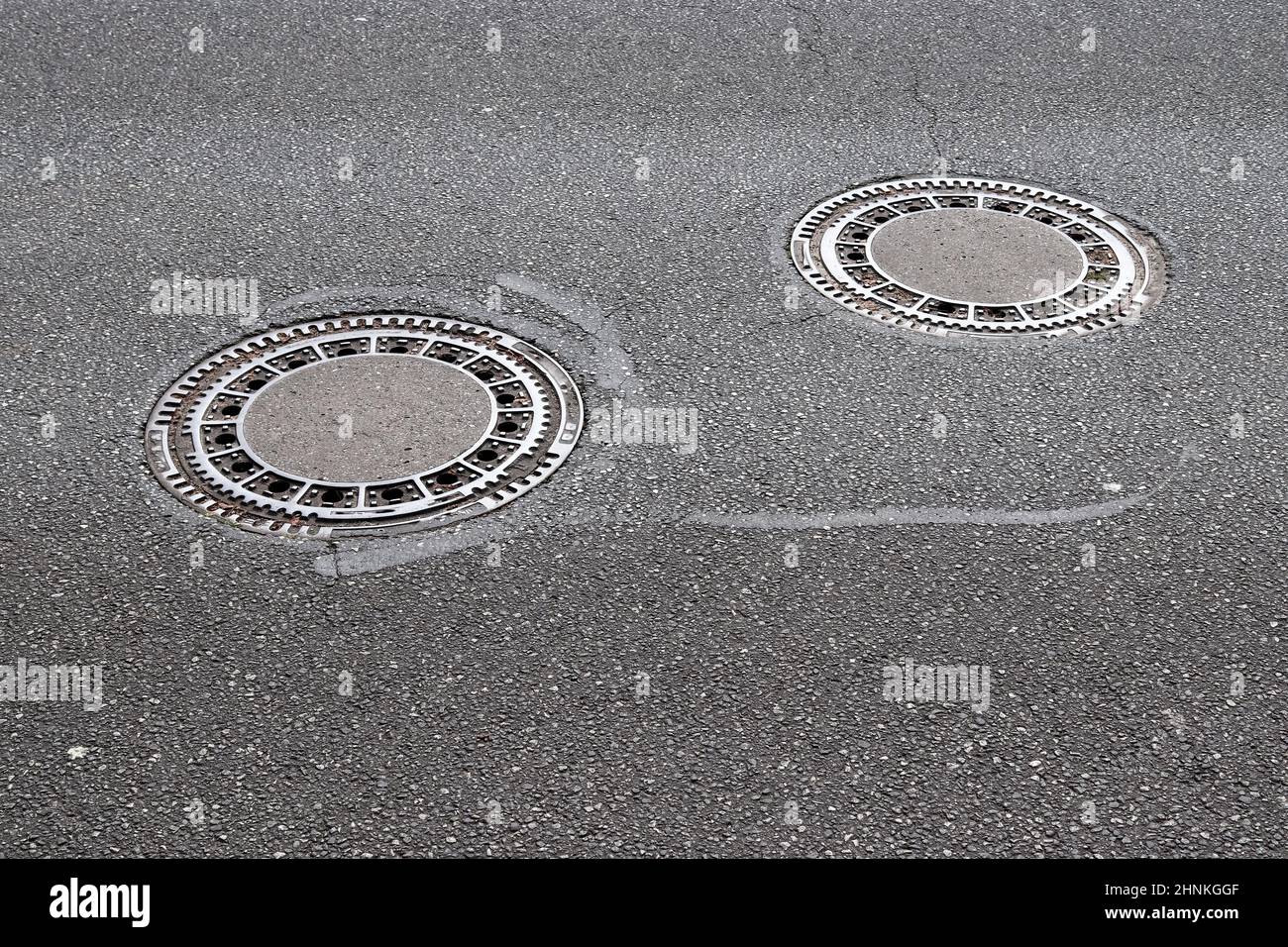 Detailansicht auf asphaltierten Oberflächen verschiedener Straßen und Straßen mit Rissen Stockfoto