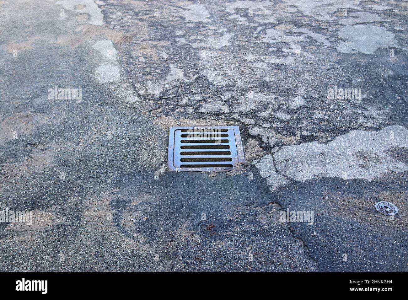 Detailansicht auf asphaltierten Oberflächen verschiedener Straßen und Straßen mit Rissen Stockfoto