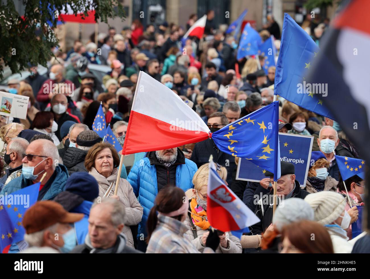 Krakau Polen - Wir bleiben die Regierung verlässt! Die Menschen protestieren gegen das Urteil des Verfassungsgerichts. Stockfoto