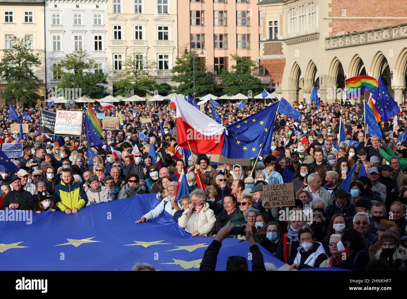Krakau Polen - Wir bleiben die Regierung verlässt! Die Menschen protestieren gegen das Urteil des Verfassungsgerichts. Stockfoto