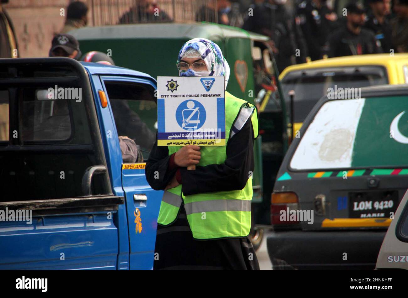 Die Teilnehmer der Freiwilligen-Organisation für den Straßenverkehr halten am Donnerstag, dem 17. Februar 2022, in Peshawar Informationsbroschüre und Horten über die Verkehrssicherheit während der Kampagne für Verkehrsgesetze und Straßenverkehrssicherheit ab. Stockfoto