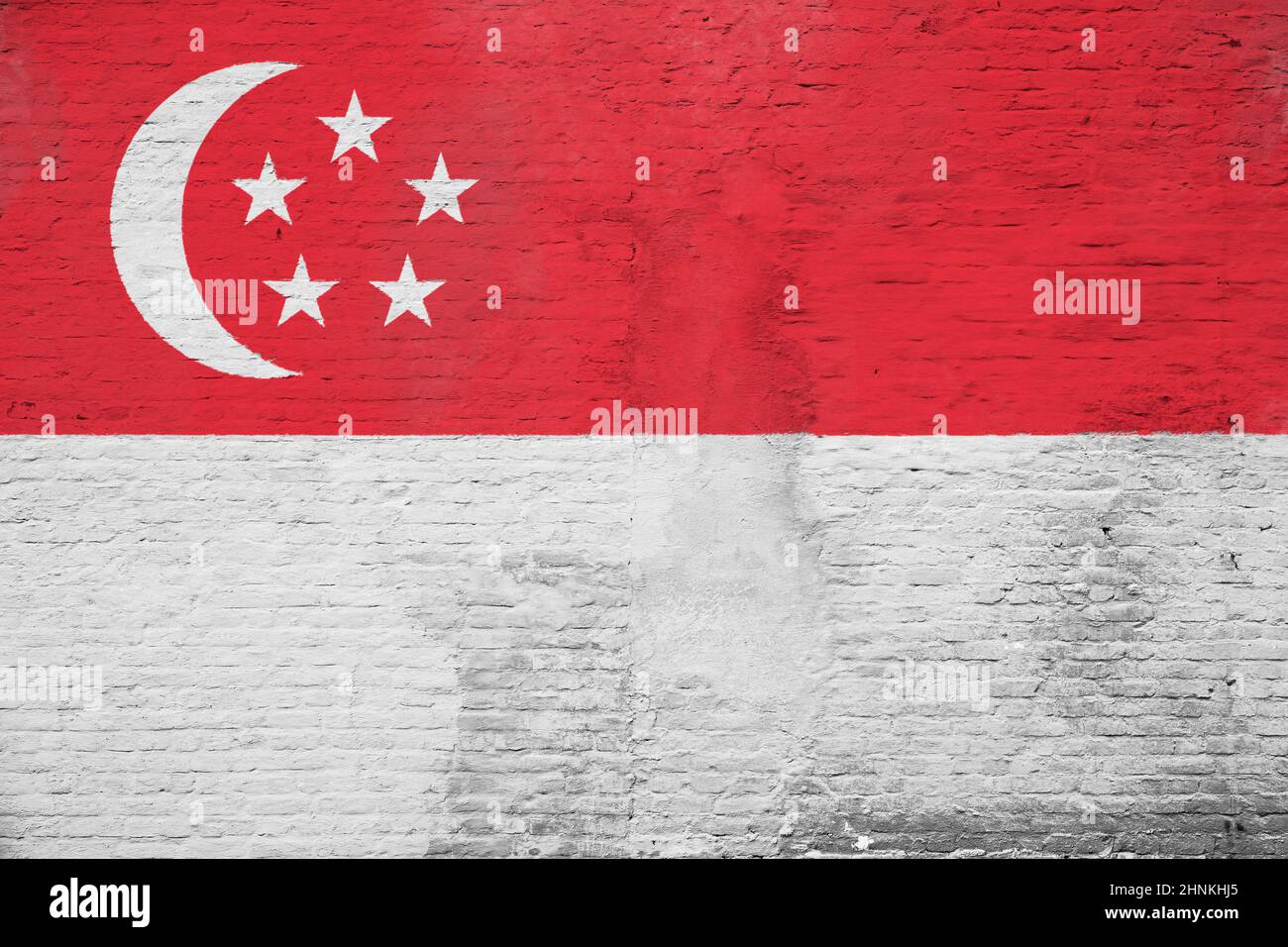 Vollformatfoto einer verwitterten Flagge Singapurs, gemalt auf einer verputzten Ziegelwand. Stockfoto