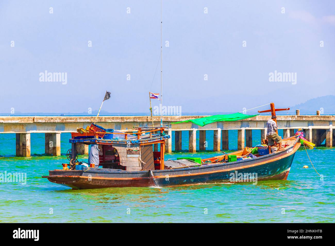 Typisches thailändisches Boot am Pier auf der Insel Koh Phayam Thailand. Stockfoto