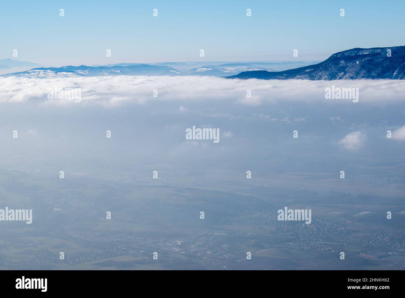 Die Stadt Aix-les-Bains und der Lac du Bourget unter den Wolken in Savoyen (Frankreich) Stockfoto