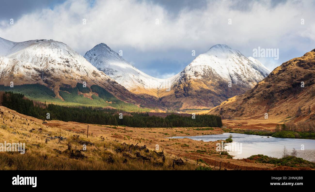 Schneebedeckte Berge der schottischen Highlands von der Straße entlang des Glen Etive Scotland UK GB Europe Stockfoto