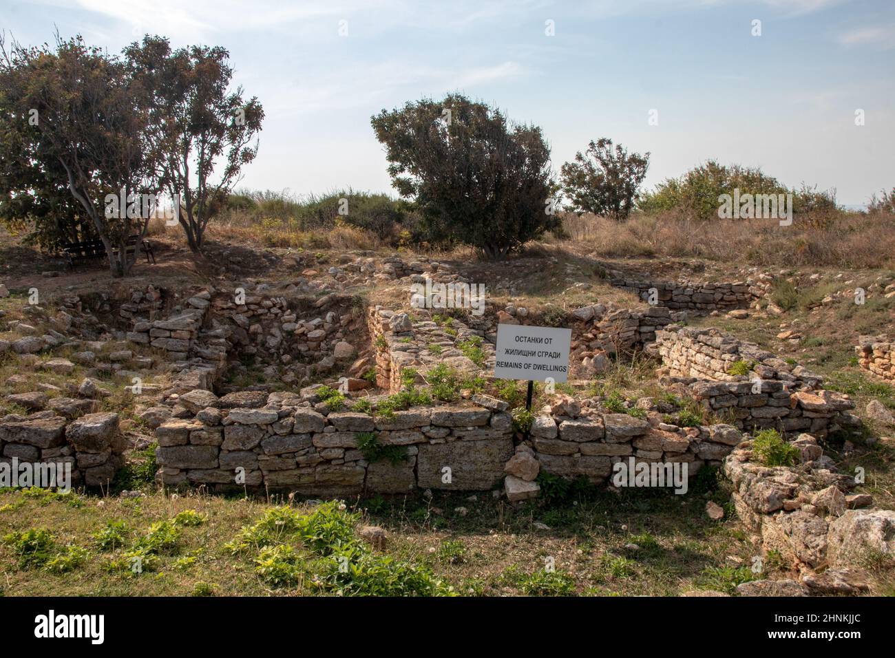 Kap Caliacra, Bulgarien - SEP 14, 2021. Archäologische Überreste von Gebäuden wurden auf dem Gebiet von Kaliakra eine einzigartige architektonische und natürliche Oase entdeckt. Blick auf die Überreste von Wohnungen. Stockfoto