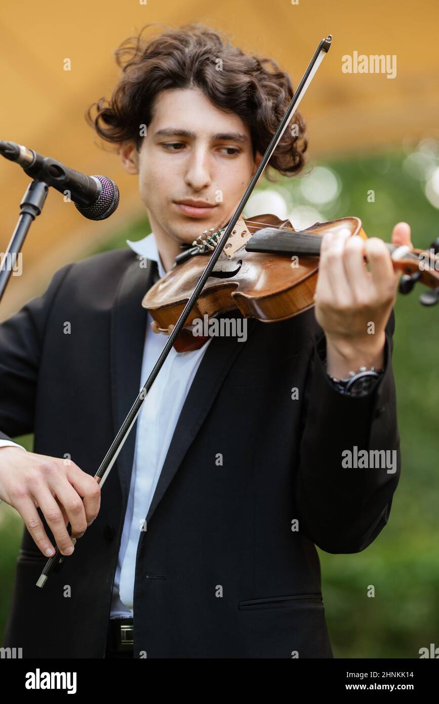 Guy Musiker spielt die Trommel bei einem Konzert Stockfoto