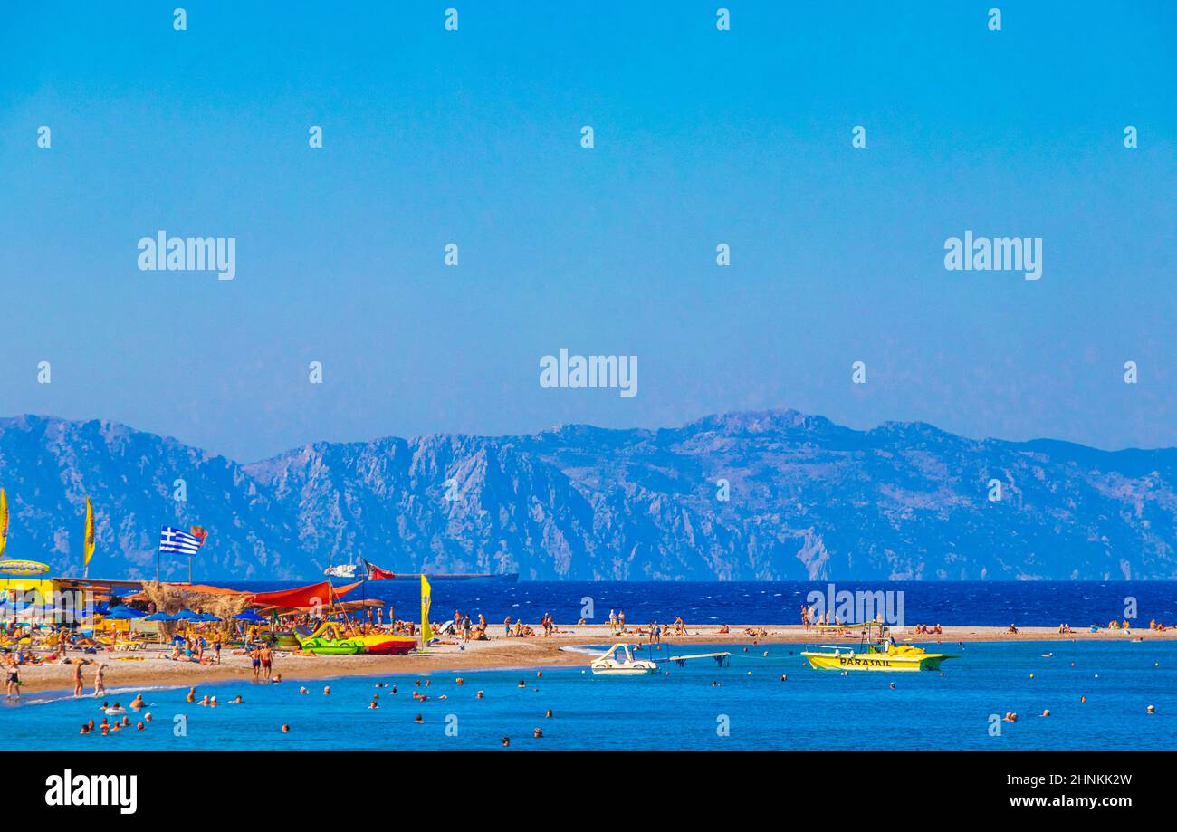 Elli Strandtourismus Rhodos Griechenland türkisfarbenes Wasser und Türkei Blick. Stockfoto