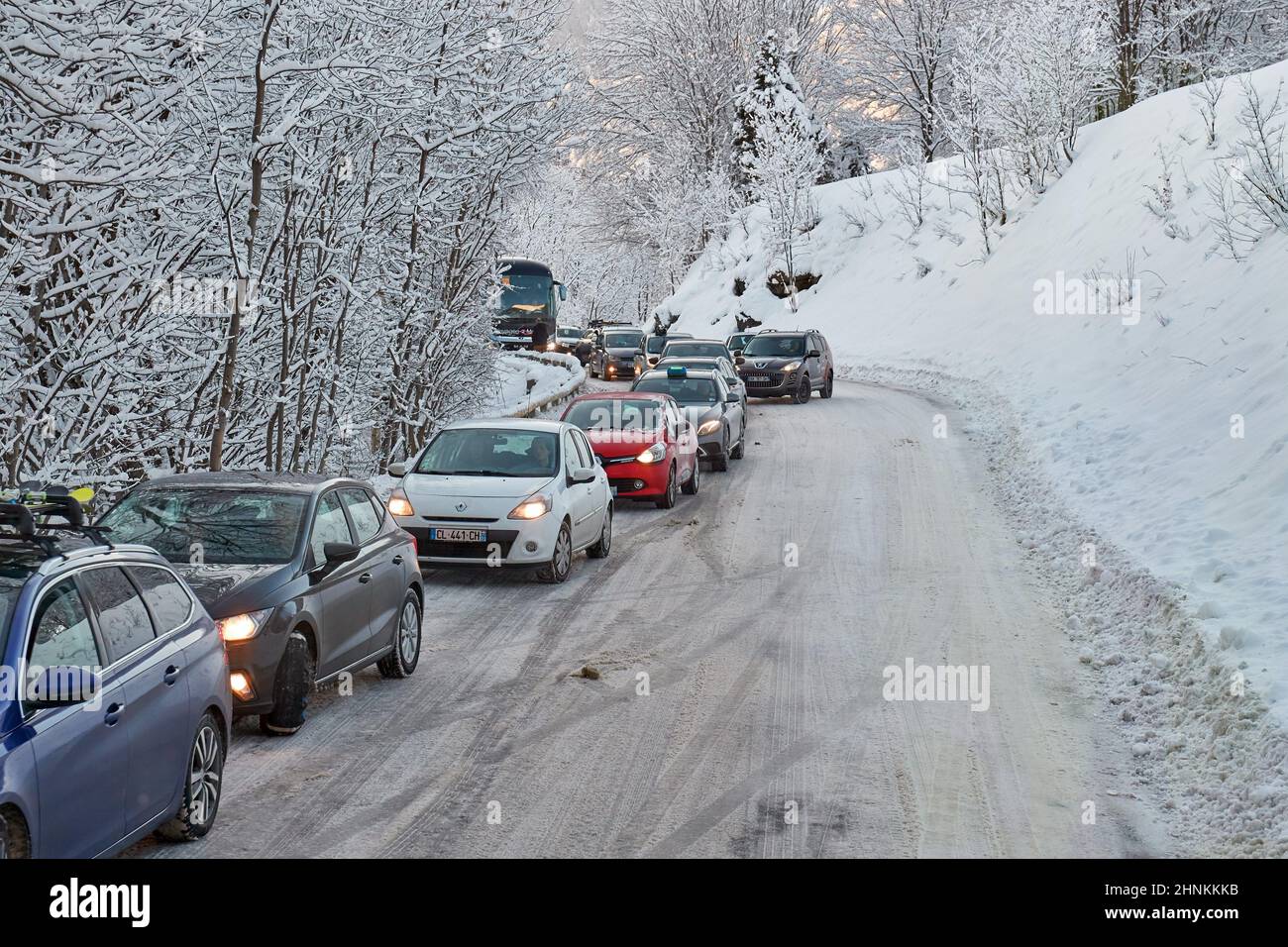 Stau im Straßenverkehr nach Schneefall in den Alpen Stockfoto