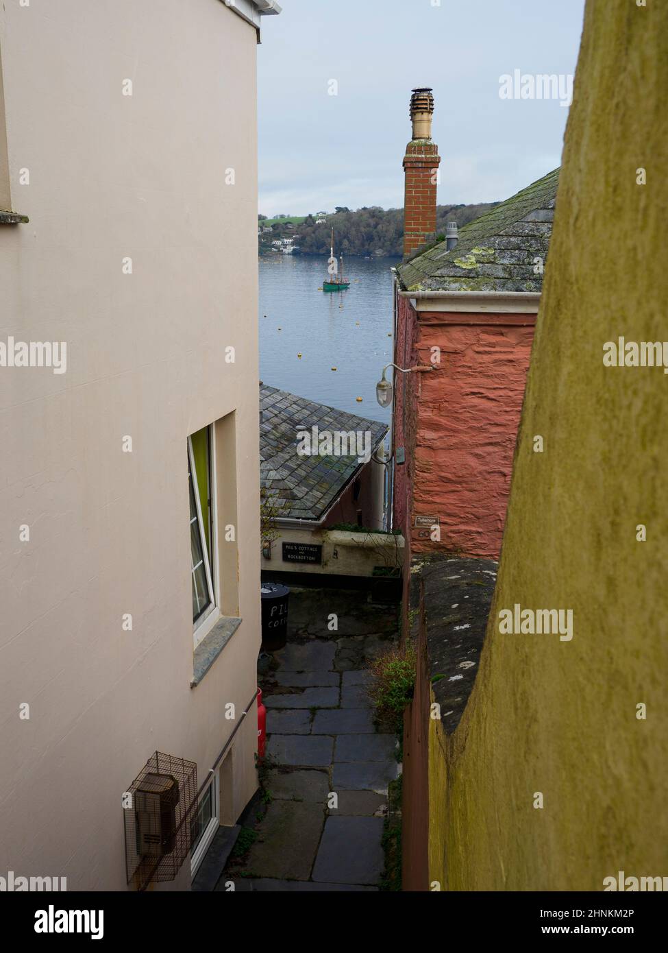 Blick zwischen den Häusern auf den Fluss Fowey, Polruan, Cornwall, Großbritannien Stockfoto