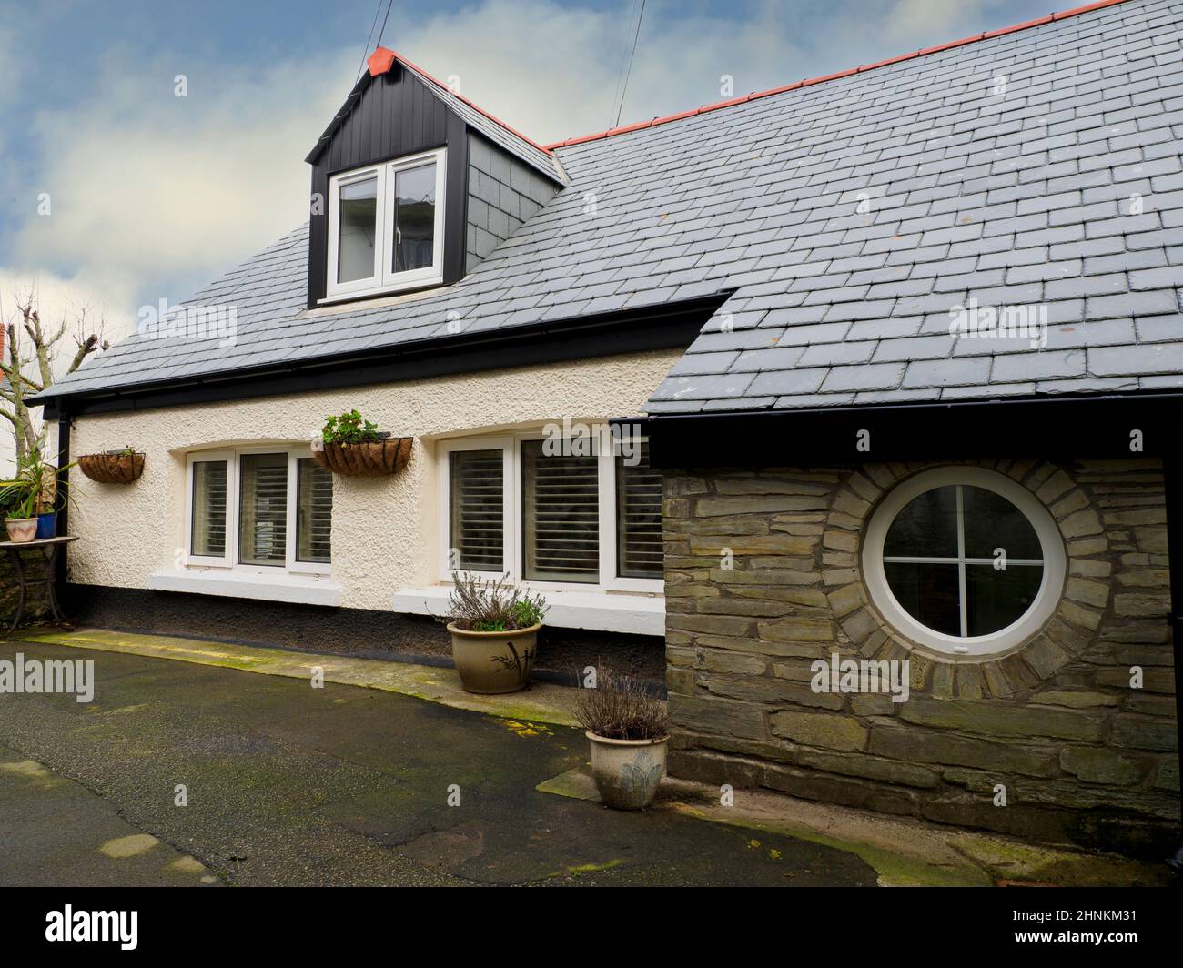 Haus mit rundem Fenster, Polruan, Cornwall, UK Stockfoto