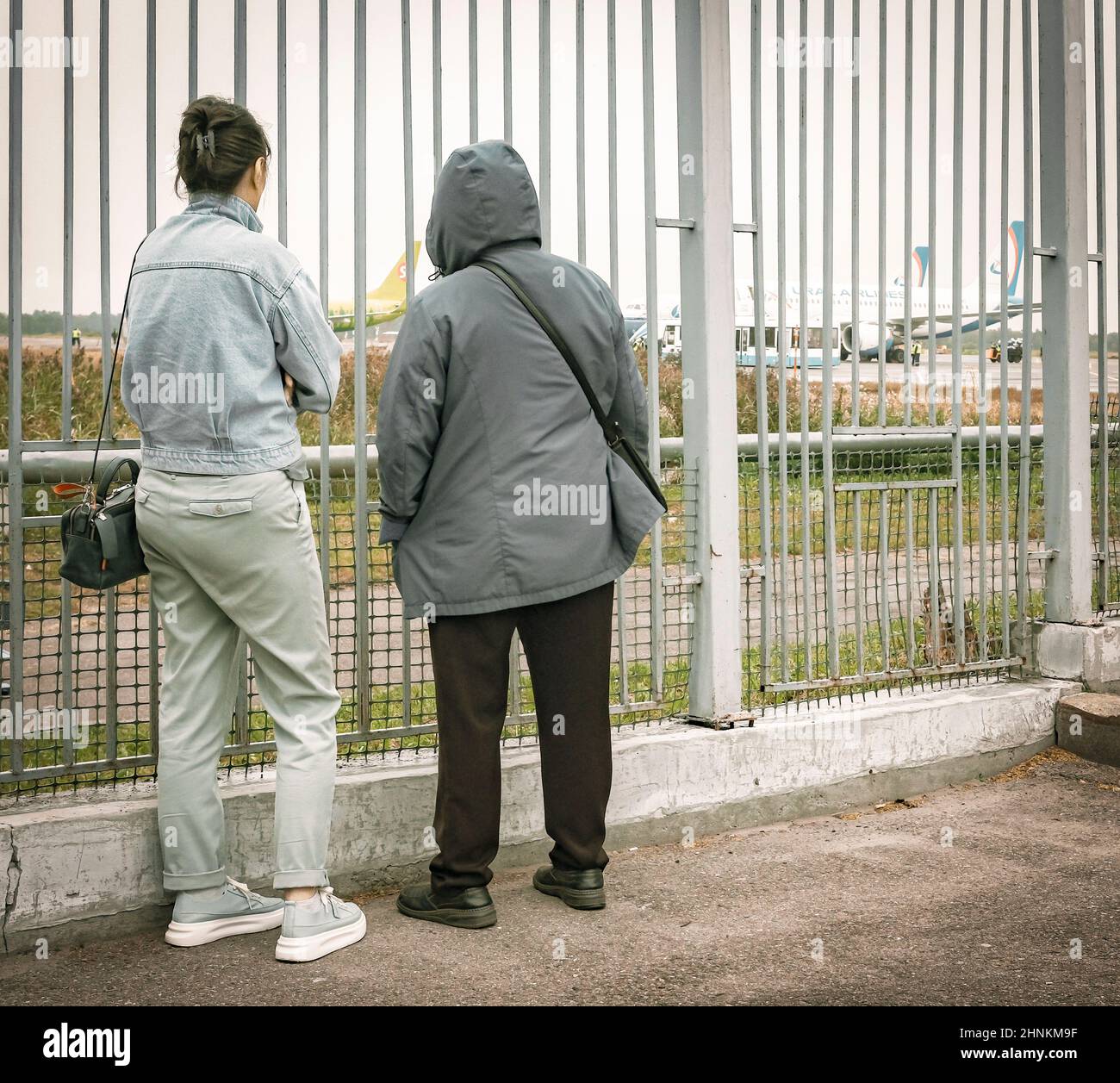 29th. August 2021, Tomsk, Russland, zwei Frauen betrachten Flugzeuge Stockfoto