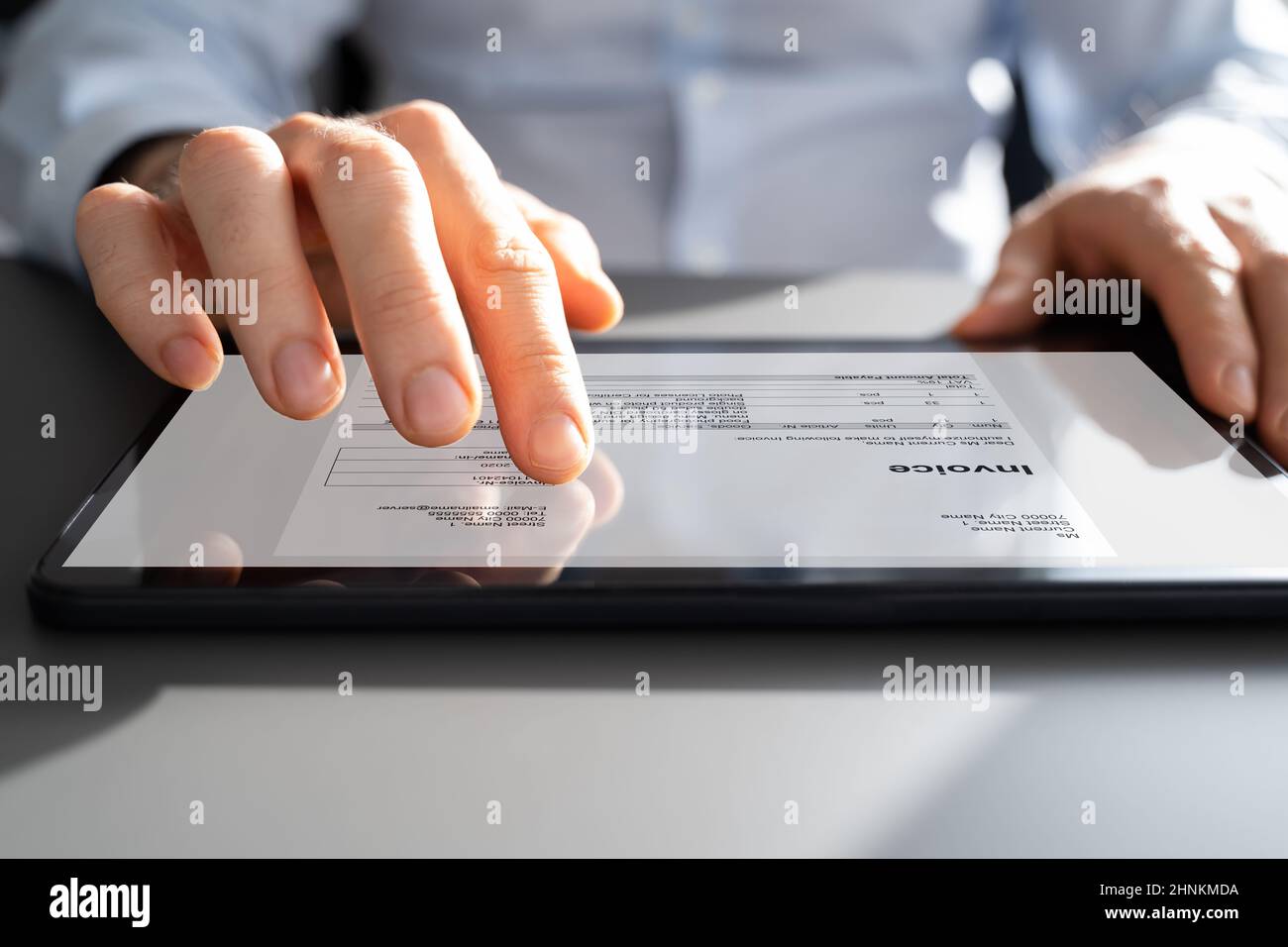 Corporate E Invoice Electronic Accounting Software auf Tablet Stockfoto