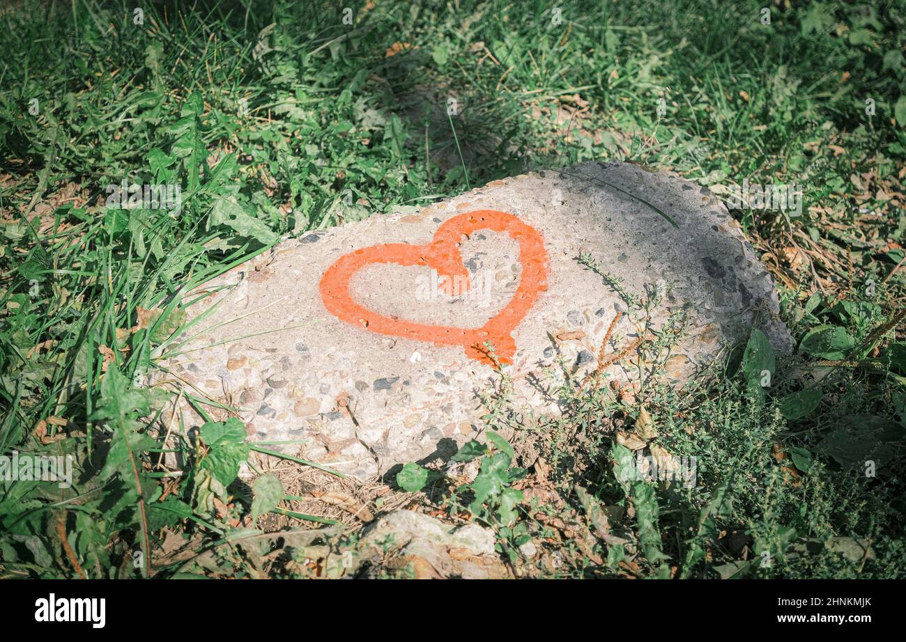 Eine gemalte Herz rote Farbe auf dem Stein realistisch Stockfoto