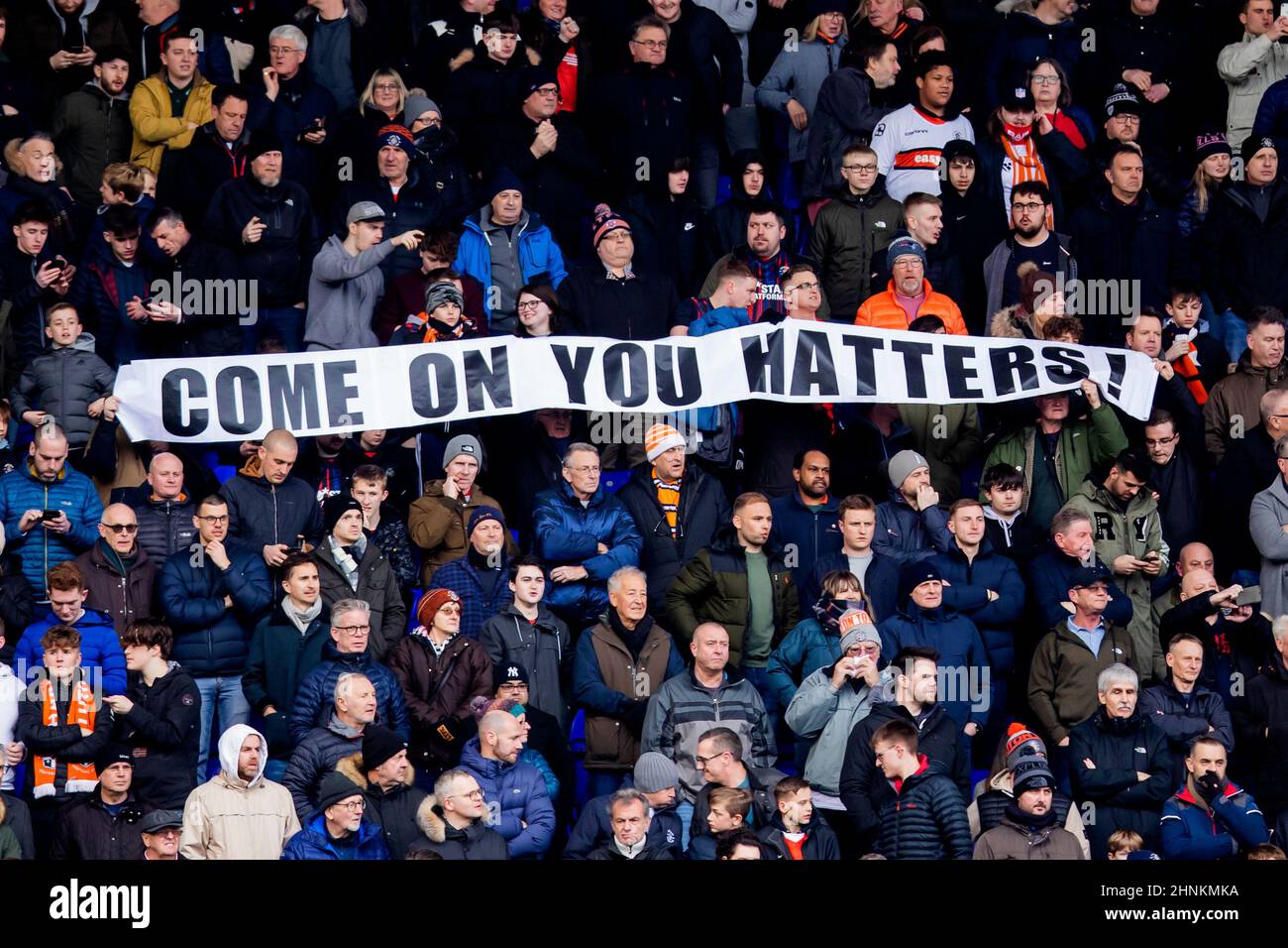 Luton Town Fans in der Tribüne das Sky Bet Championship Spiel in St. Andrew's, Birmingham. Bilddatum: Samstag, 12. Februar 2022. Stockfoto