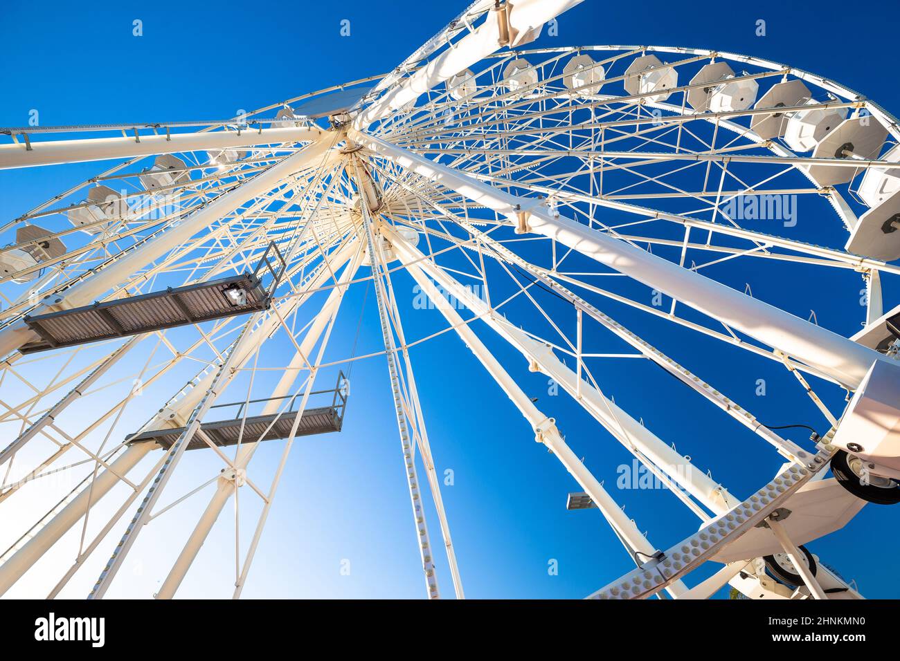 Antibes, Frankreich. Riesige Riesenrad Konstruktion Ansicht in der Stadt Antibes Stockfoto