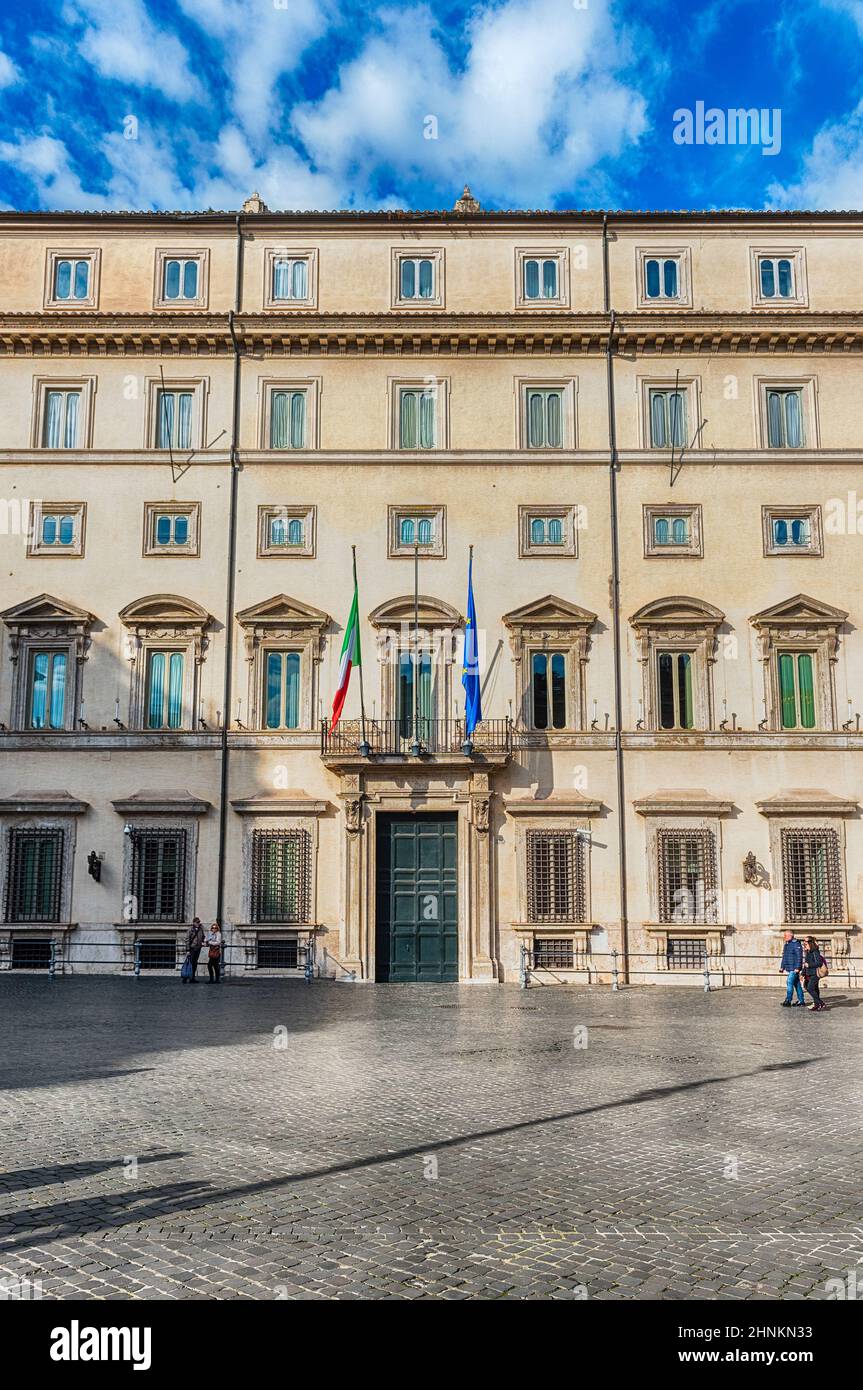 Fassade des Palazzo Chigi, eines ikonischen Gebäudes im Zentrum von Rom, Italien Stockfoto