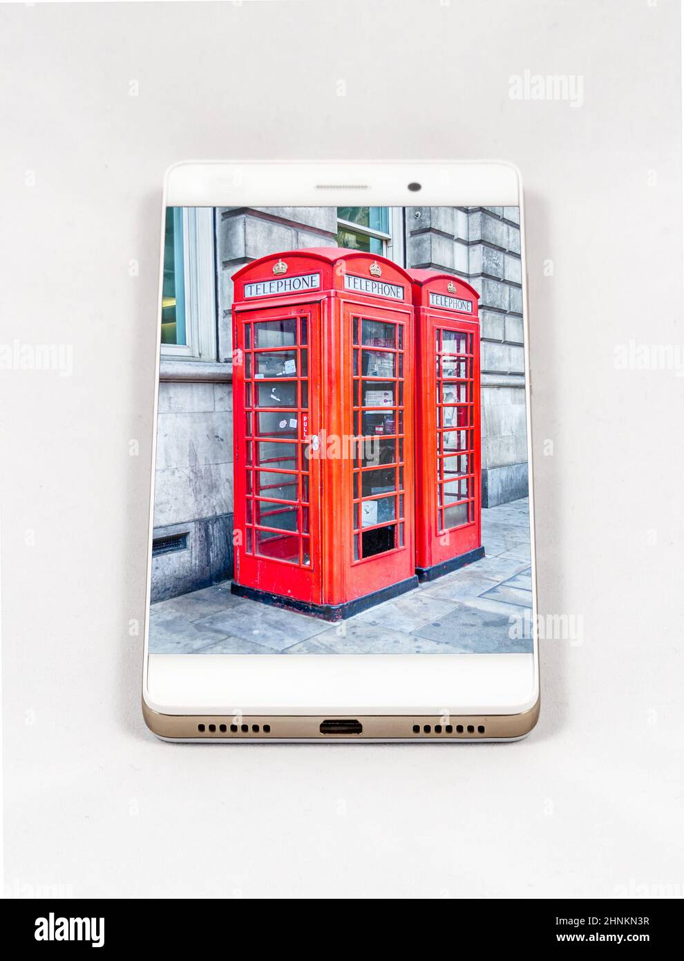 Smartphone mit Bild der traditionellen roten Telefonzelle, London, Großbritannien Stockfoto