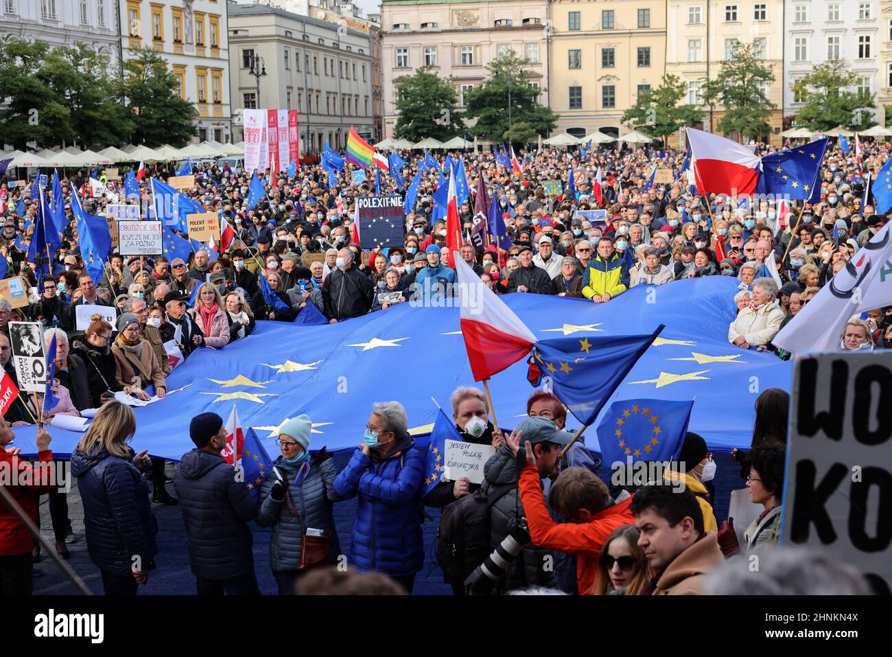 Krakau Polen - Wir bleiben die Regierung verlässt! Die Menschen protestieren gegen das Urteil des Verfassungsgerichts. Stockfoto