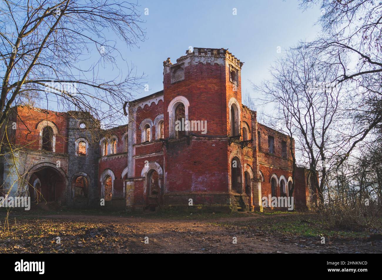 Alte Ruinen. Zerstörte Ziegelmauern des alten Gebäudes Stockfoto
