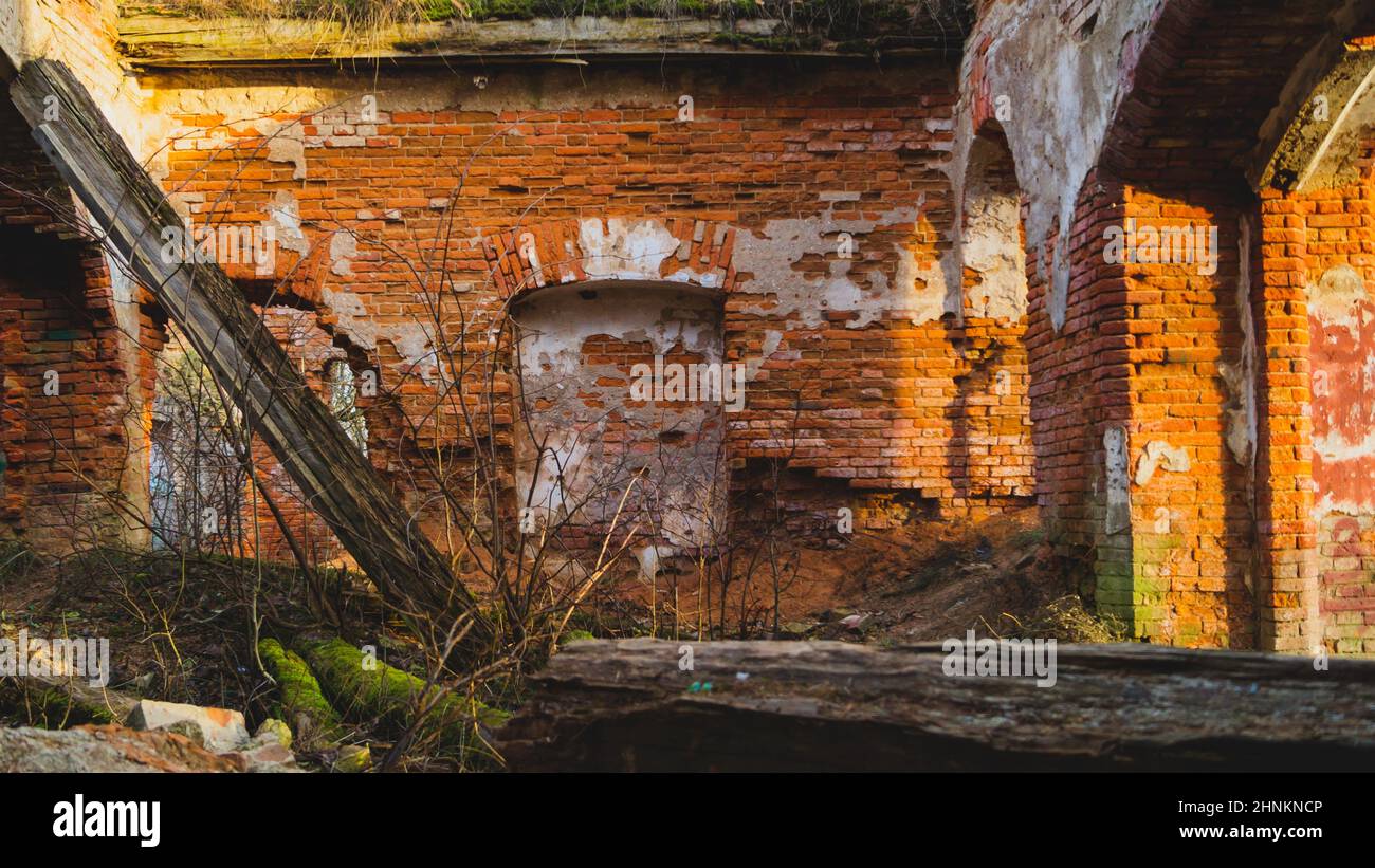 Alte Ruinen. Zerstörte rote Ziegelmauern des alten Gebäudes Stockfoto