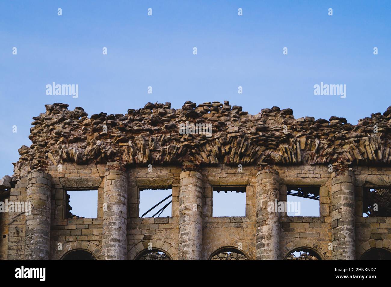 Mauer des zerstörten Gebäudes mit dem Himmel. fenster in alten Ziegelmauer Stockfoto