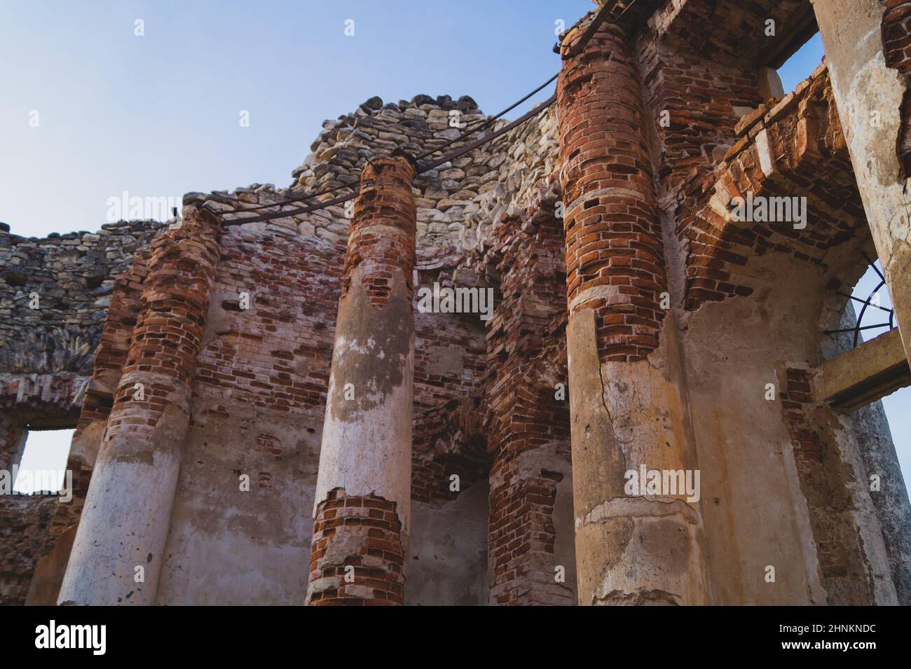 Mauer des alten zerstörten Gebäudes. fenster in alten Backsteinmauer Stockfoto