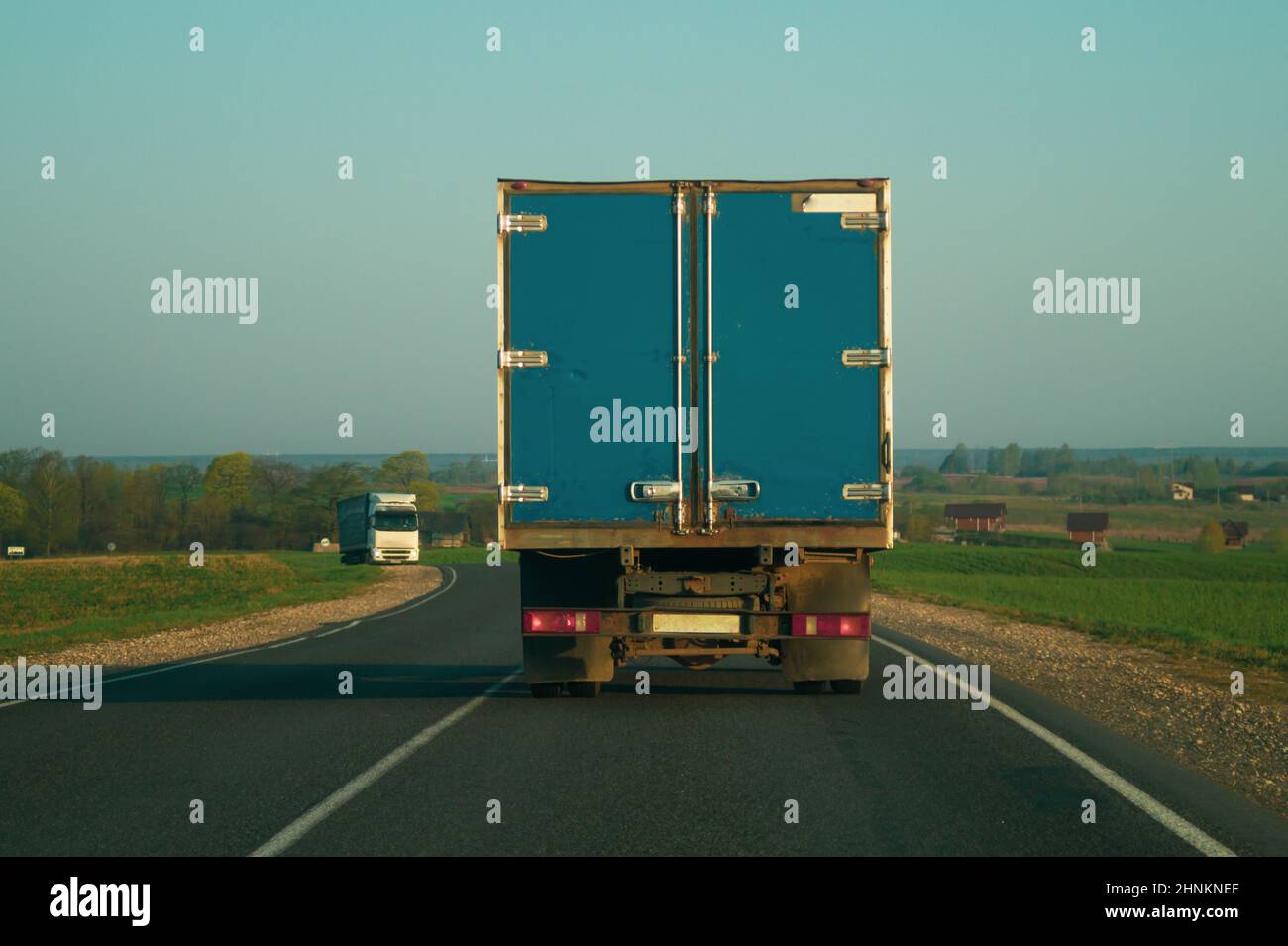 Lieferwagen fahren auf einer Autobahn. Auto bewegt sich auf einer Straße Stockfoto