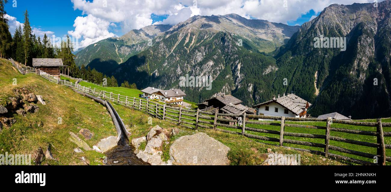 Panorama über Hütten und Berge im Martelltal, Südtirol Stockfoto