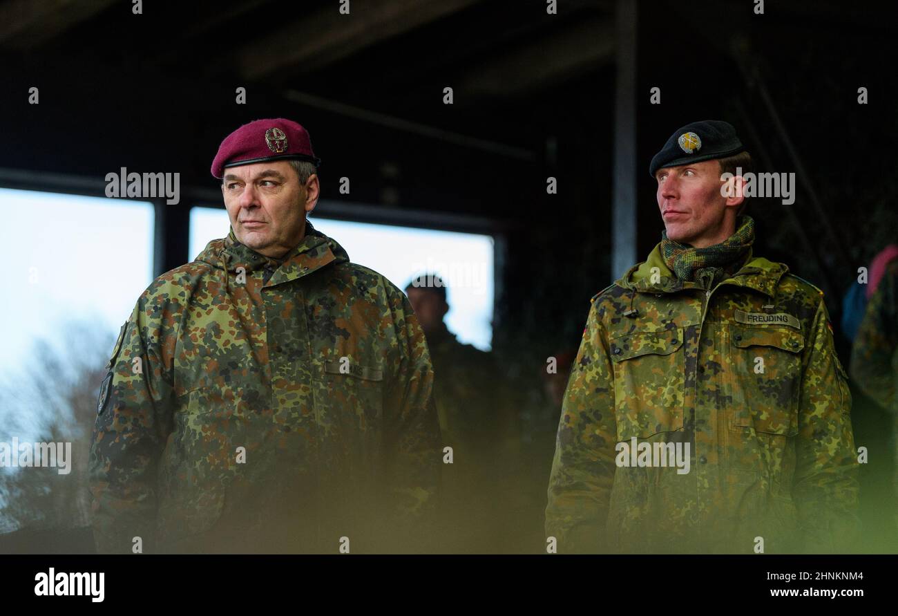 Münster, Deutschland. 07th. Februar 2022. Der Armeeinspekteur, der Brigadekommandeur der Panzertrainingsbrigade 9, und Christian Freuding (r), stehen während einer Übung auf dem Trainingsgelände. Quelle: Philipp Schulze/dpa/Alamy Live News Stockfoto