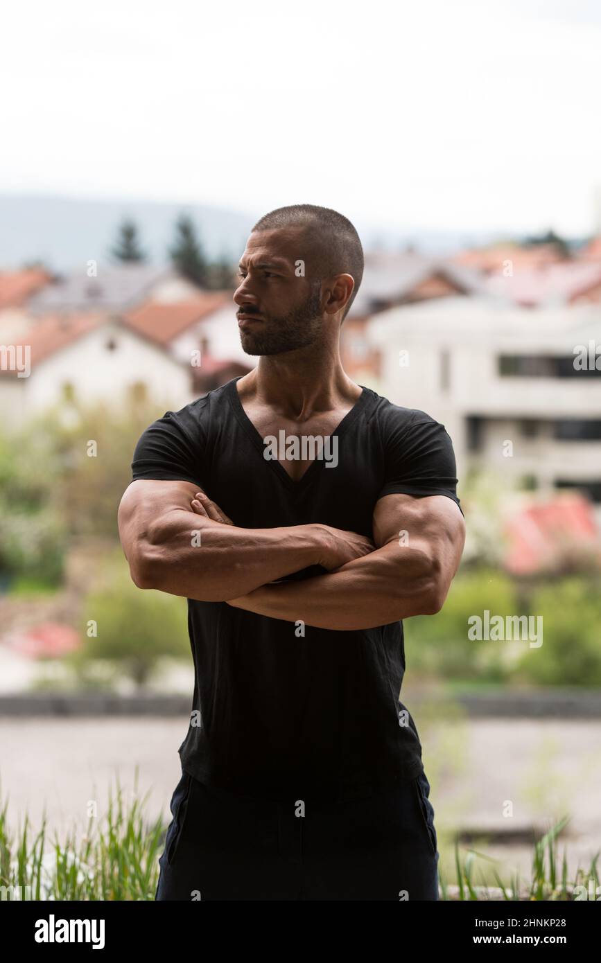 Porträt eines jungen körperlich fitgen Mannes, der seinen gut trainierten Körper zeigt Stockfoto