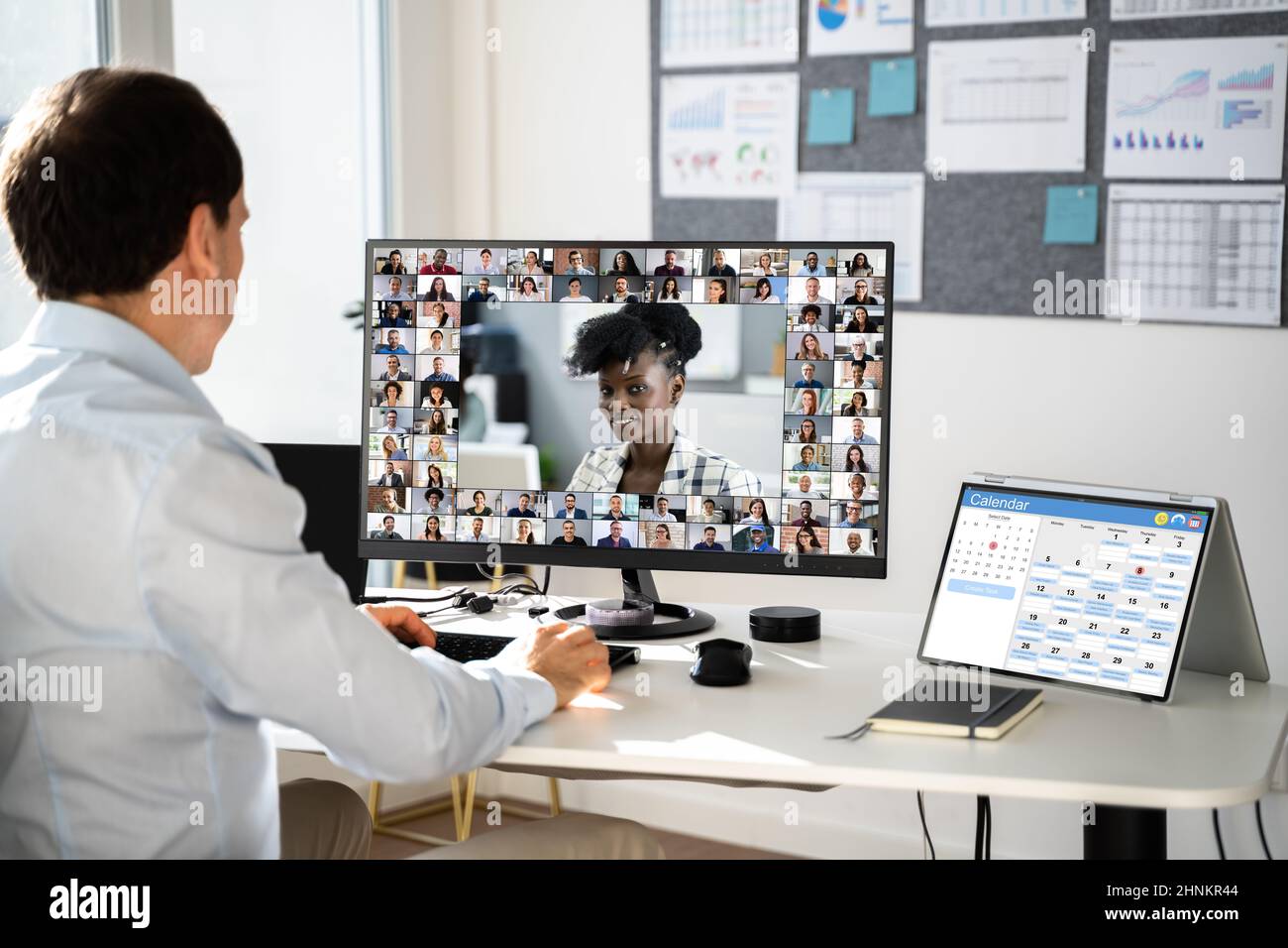 Telearbeit Auf Desktop Office-Computern. Video-Telearbeit Stockfoto