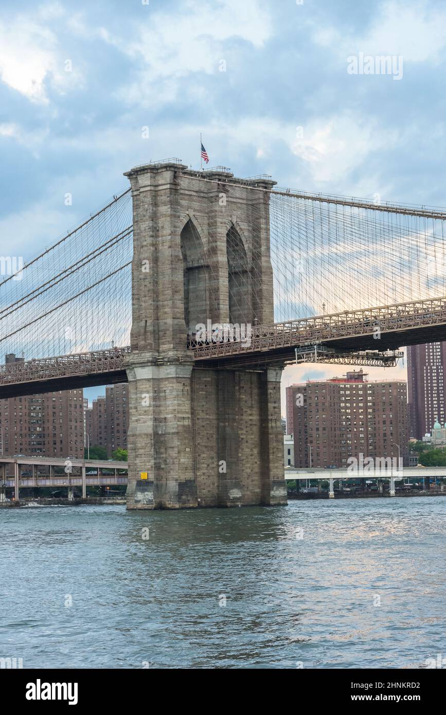 Die Brooklyn Bridge, eine der ältesten Fahrbahn Brücken, die Brooklyn auf Lower Manhattan verbinden Stockfoto