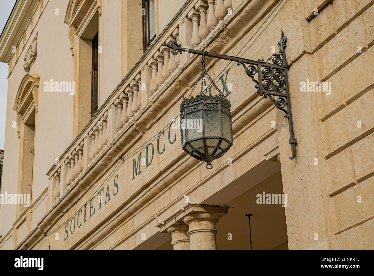Alte Straßenlaterne an der Fassade des Gebäudes 2 Stockfoto