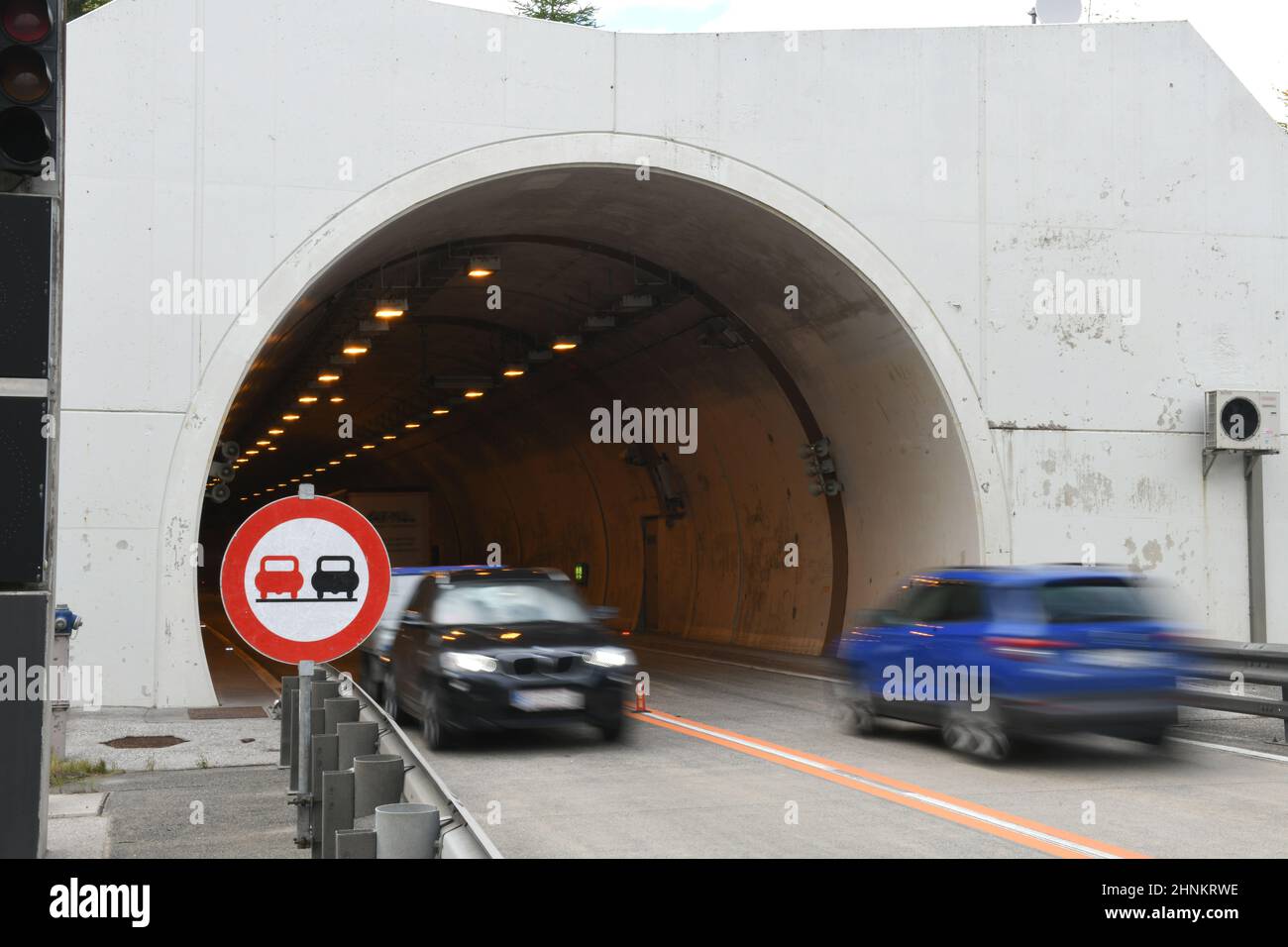 Tunnel-Einfahrt auf der Pyhrnautobahn A9, Oberösterreich, Österreich - Tunneleinfahrt auf der Pyhrnautobahn A9, Oberösterreich, Österreich Stockfoto