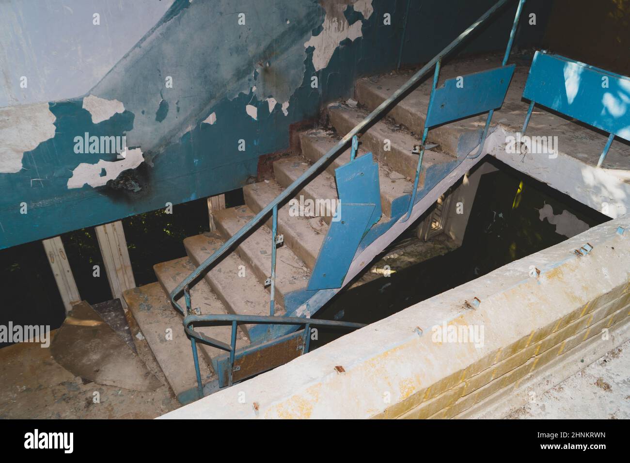 Treppe in einem verlassenen Gebäude. Ruiniertes Haus Stockfoto
