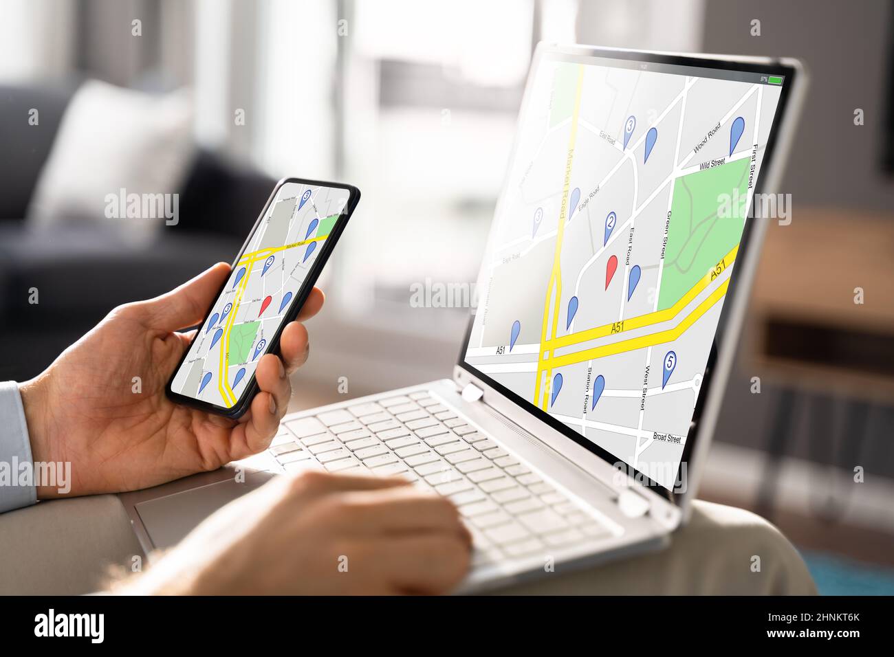 Online-GPS-Standortsuche auf Laptop-Computer Stockfoto