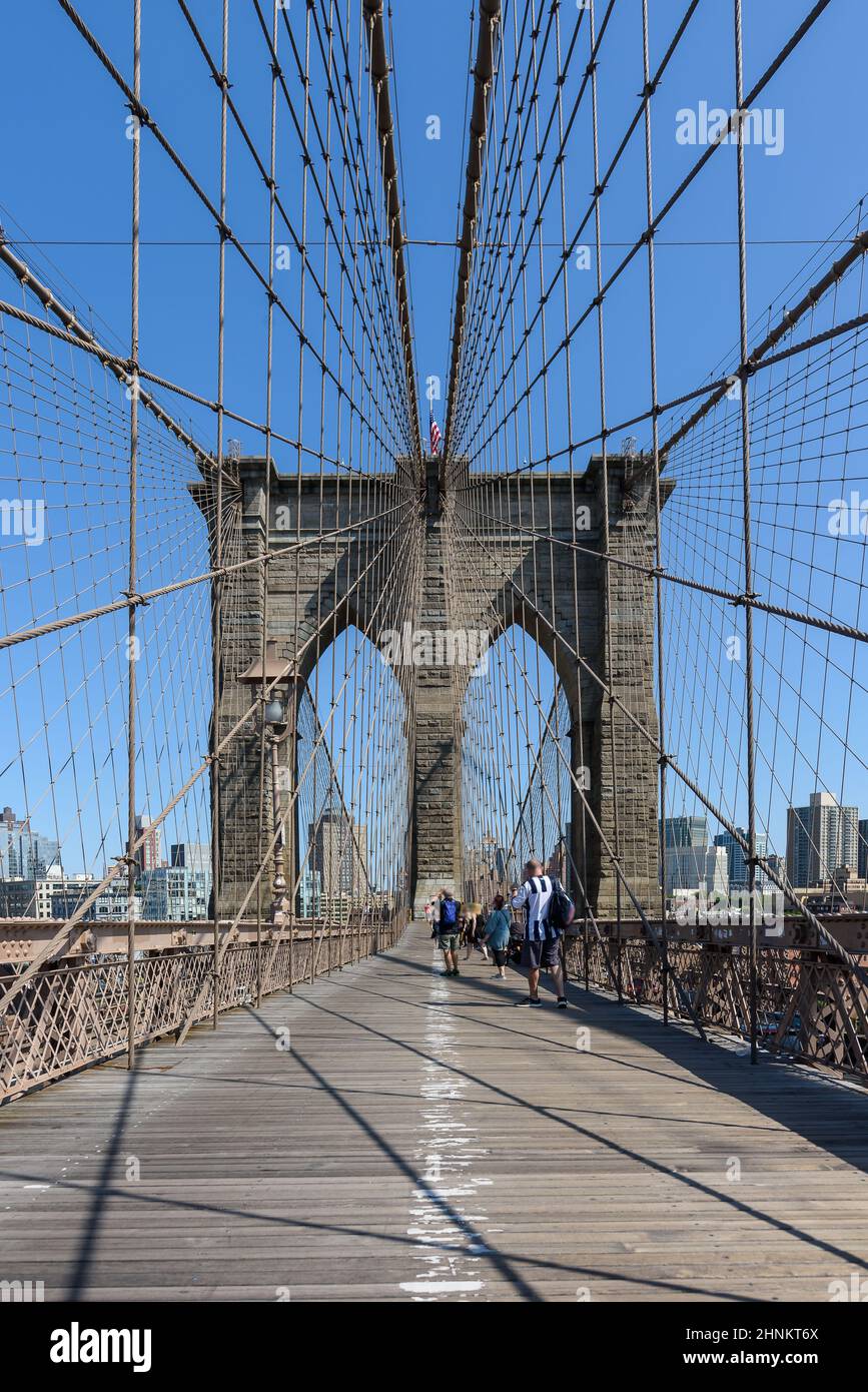 Die Brooklyn Bridge, eine der ältesten Fahrbahn Brücken, die Brooklyn auf Lower Manhattan verbinden Stockfoto