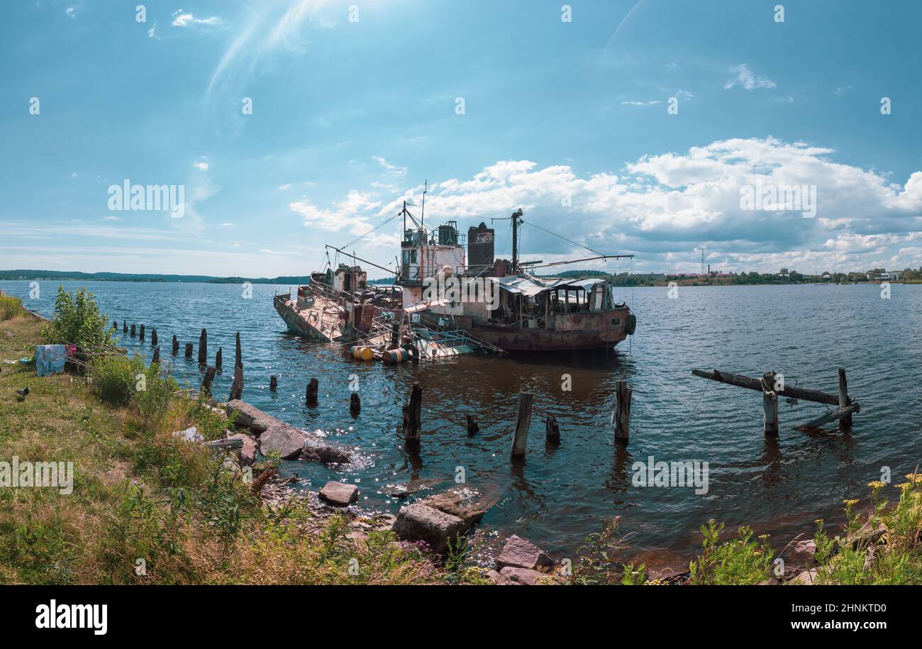 Verlassene Schiff in der Bucht an einem Sommertag Stockfoto