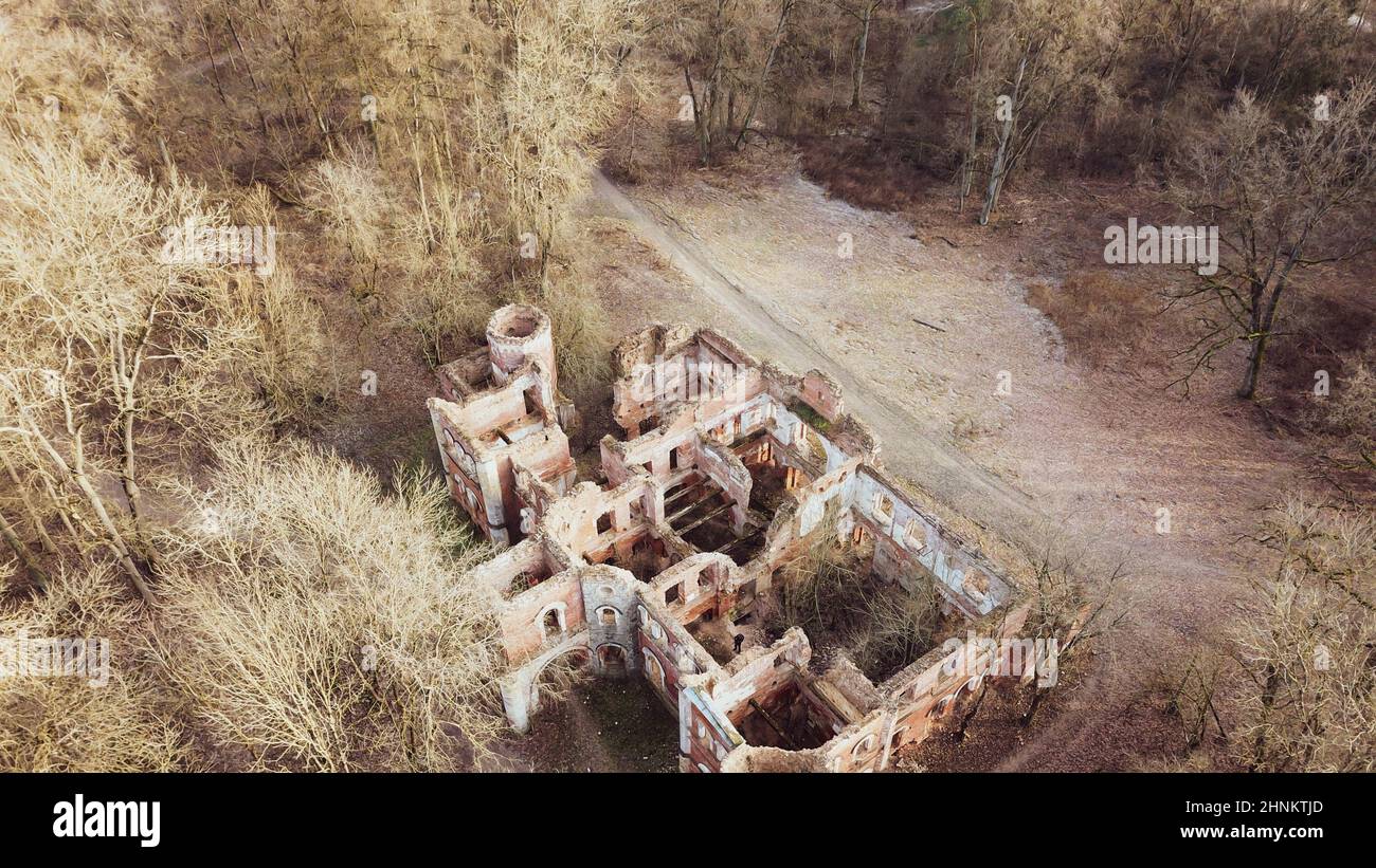 Ruinen des alten Herrenhauses Luftbild. Zerstörte Gebäude Draufsicht Stockfoto