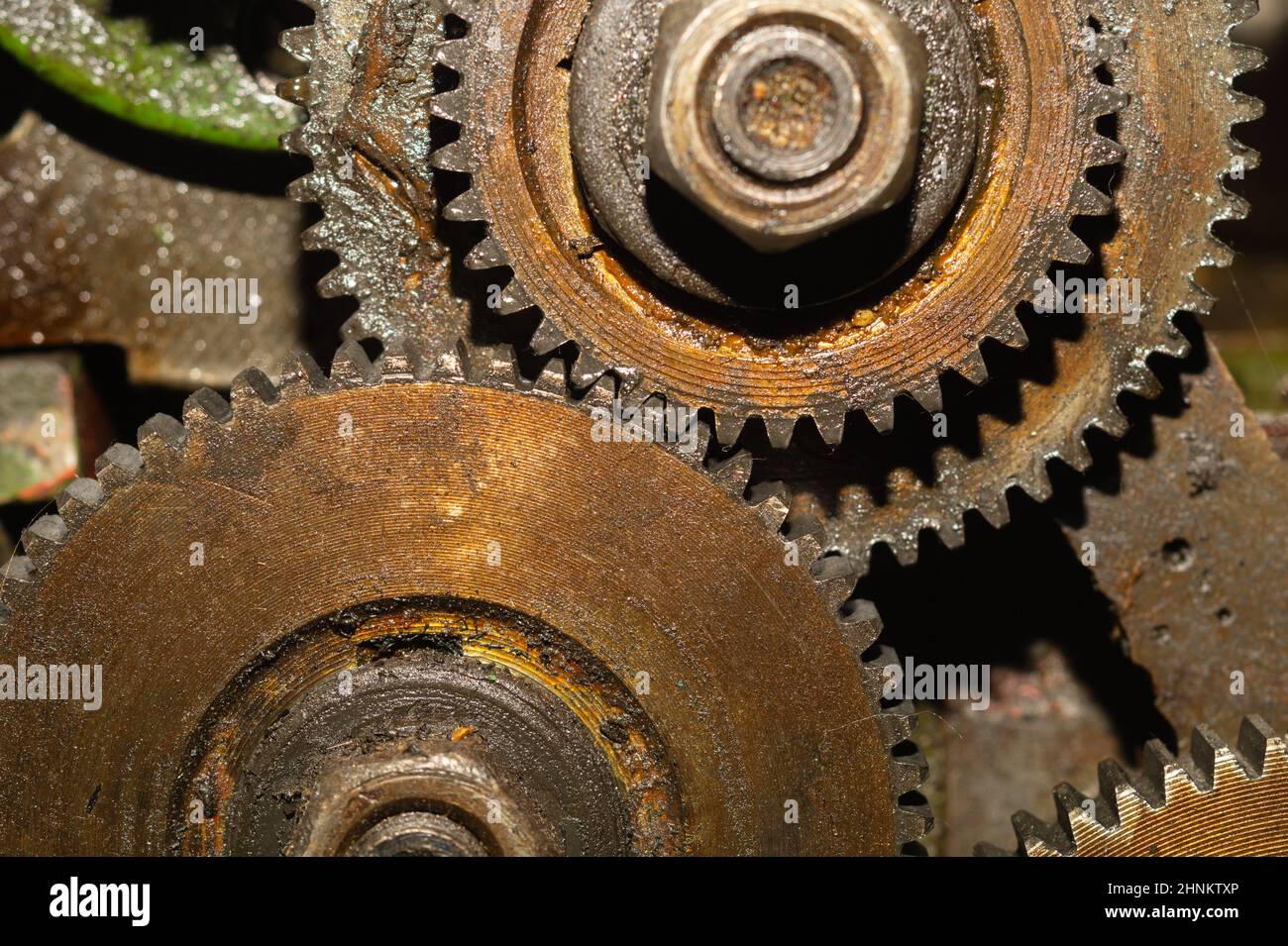 Zahnräder von Industriemaschinen. Detail des Mechanismus. Alte Zahnräder von Maschinen Stockfoto