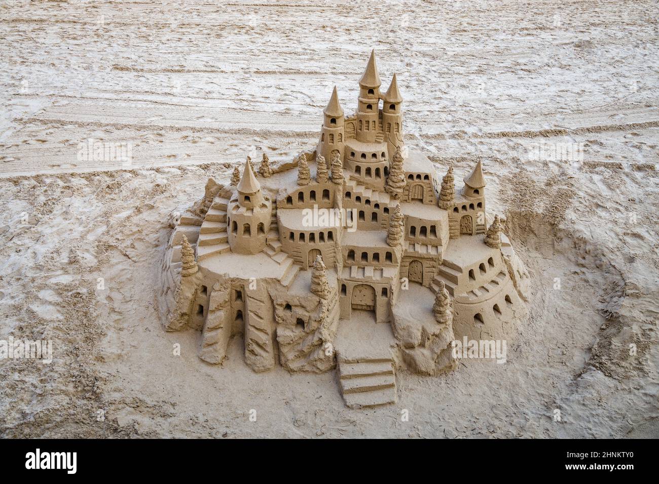 Sandburg mit Türmen am Strand im Sommer Stockfoto